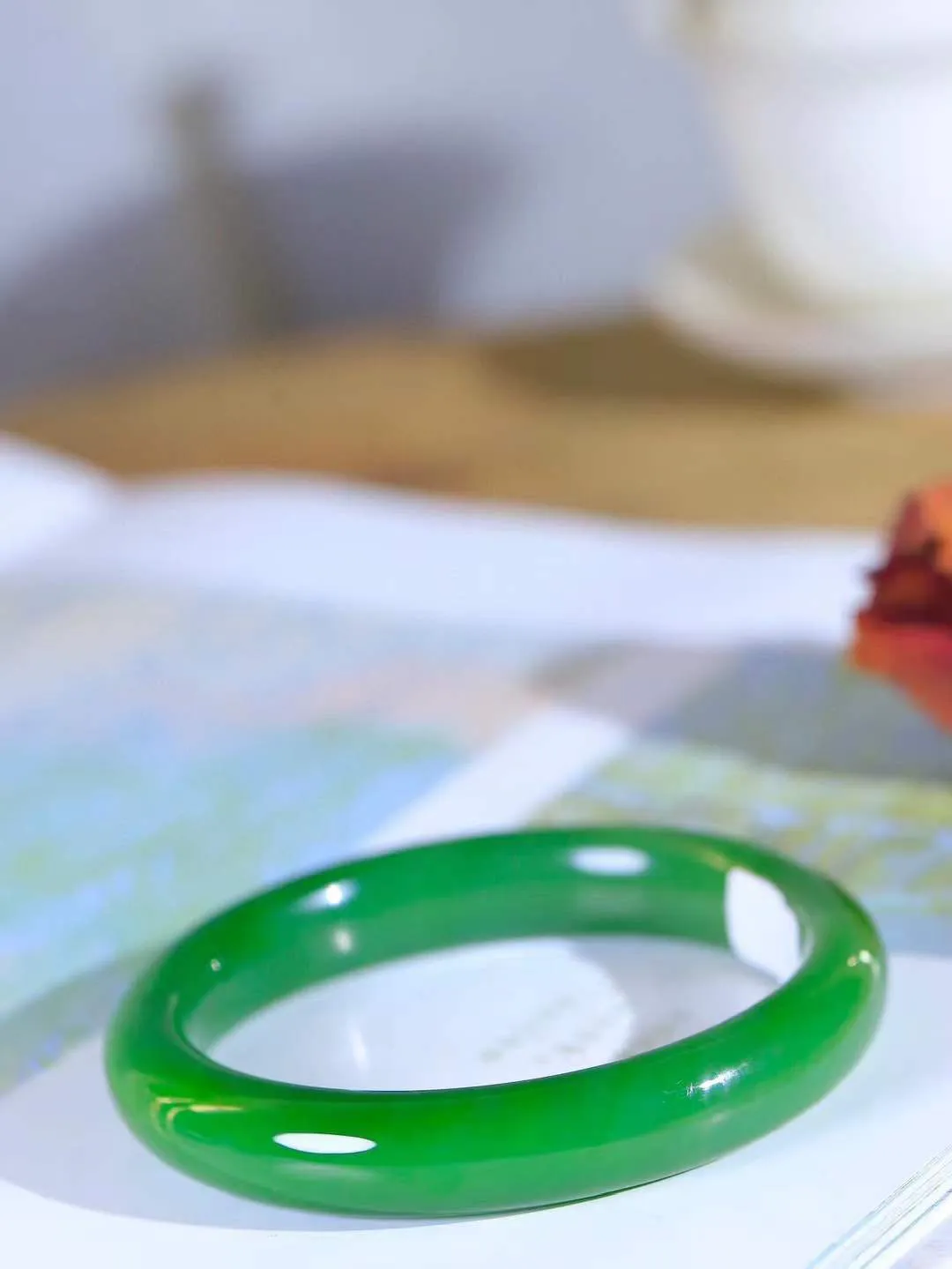 【一见钟情·手镯】

典藏级和田玉碧玉猫眼手镯。镯型饱满，温润细腻，脂润沁香。️执一卷书，沏一盏茶，着一袭裙，戴一只镯。淡淡浅笺，素心若兰，静赏玉中诗画。悠悠岁月，芊手轻摘，盛满诗样芳华。重60克   内径圈口61mm 尺寸12.2-9.3mm  FDA-5512800