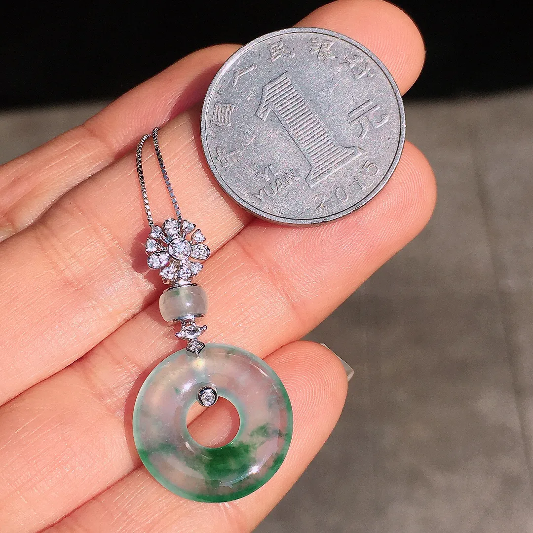 飘绿平安扣吊坠，色泽艳丽，玉质细腻，荧光感超
强，饱满圆润，尽显优雅气质，18k
金豪华镶嵌