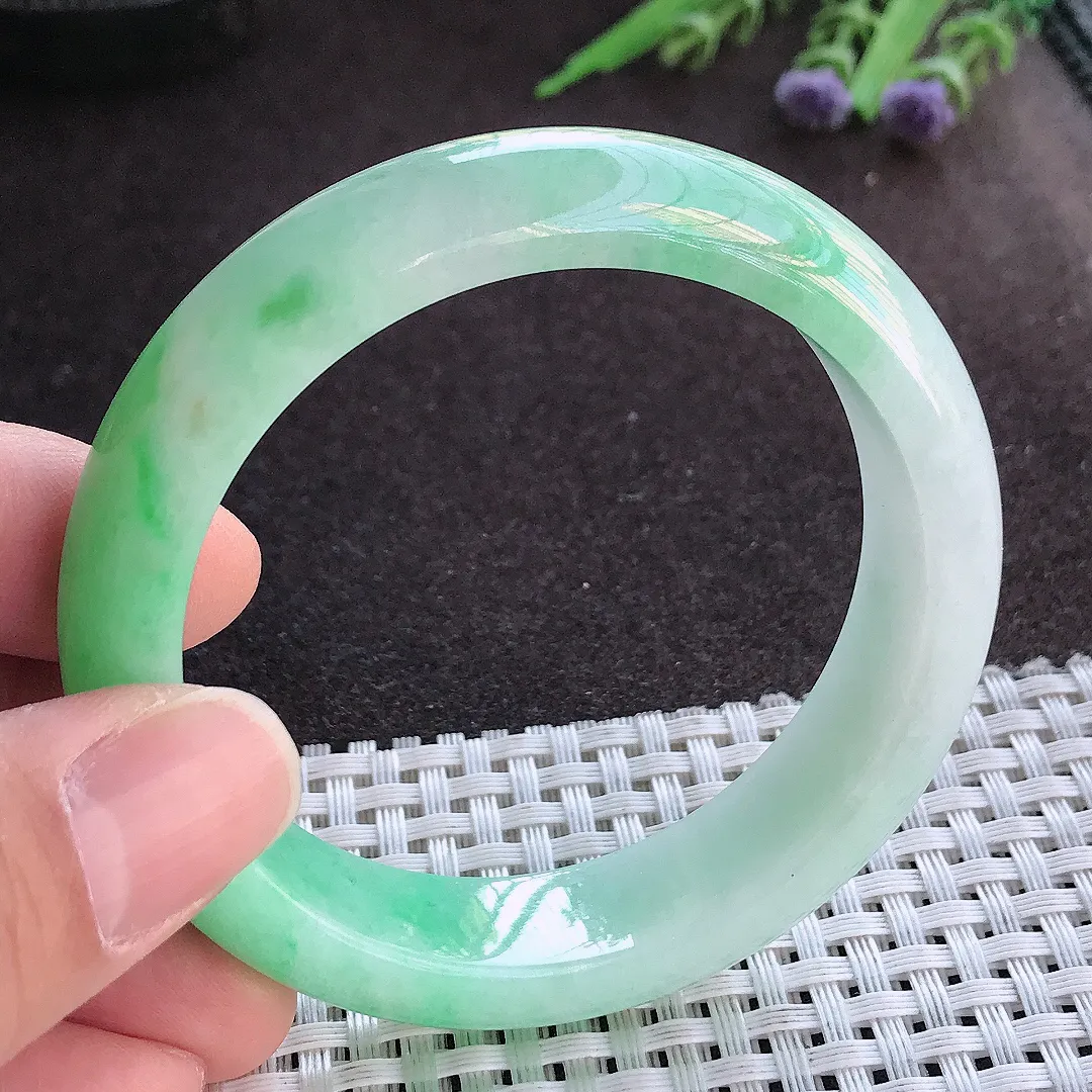 实拍A货翡翠54.8/14/8.5老坑精美温润飘绿手镯宽边玉镯手环