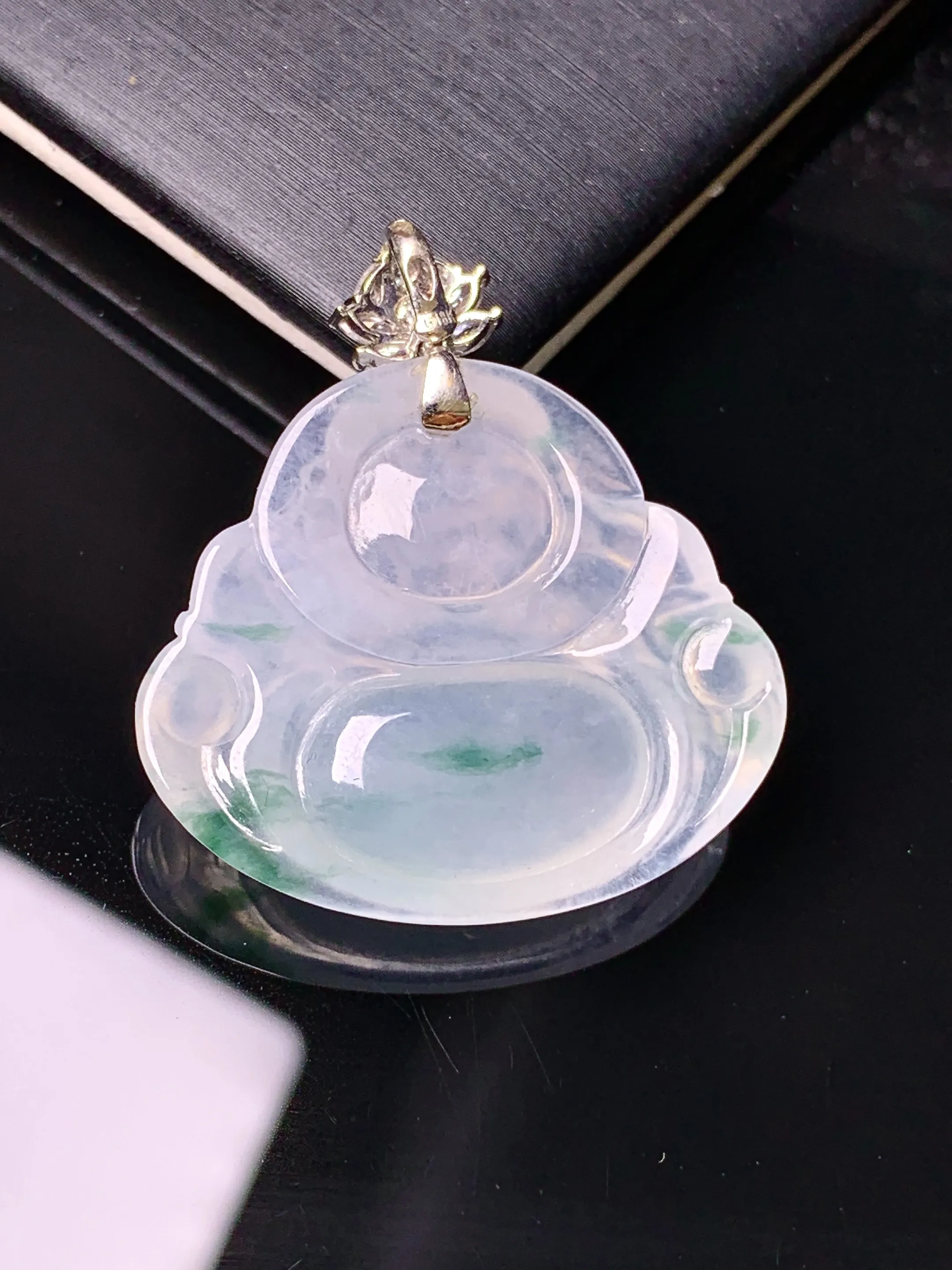 18k金钻镶嵌冰种飘绿佛公吊坠 玉质细腻 色泽艳丽清新 整体尺寸33.2*29.5*6