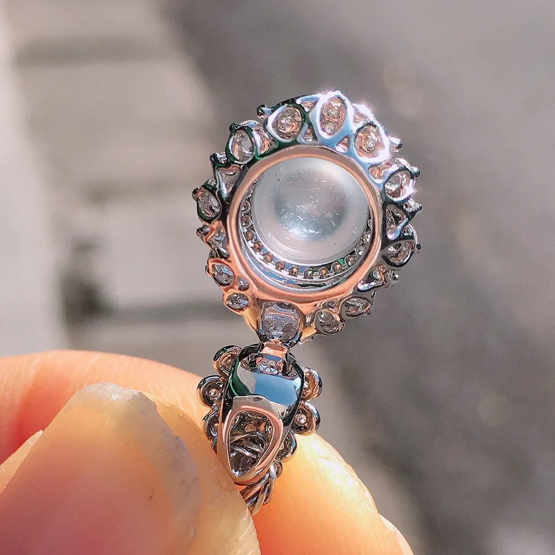 玻璃种蛋面吊坠，玉质细腻，荧光感超
强，饱满圆润，尽显优雅气质，18k
金豪华镶嵌