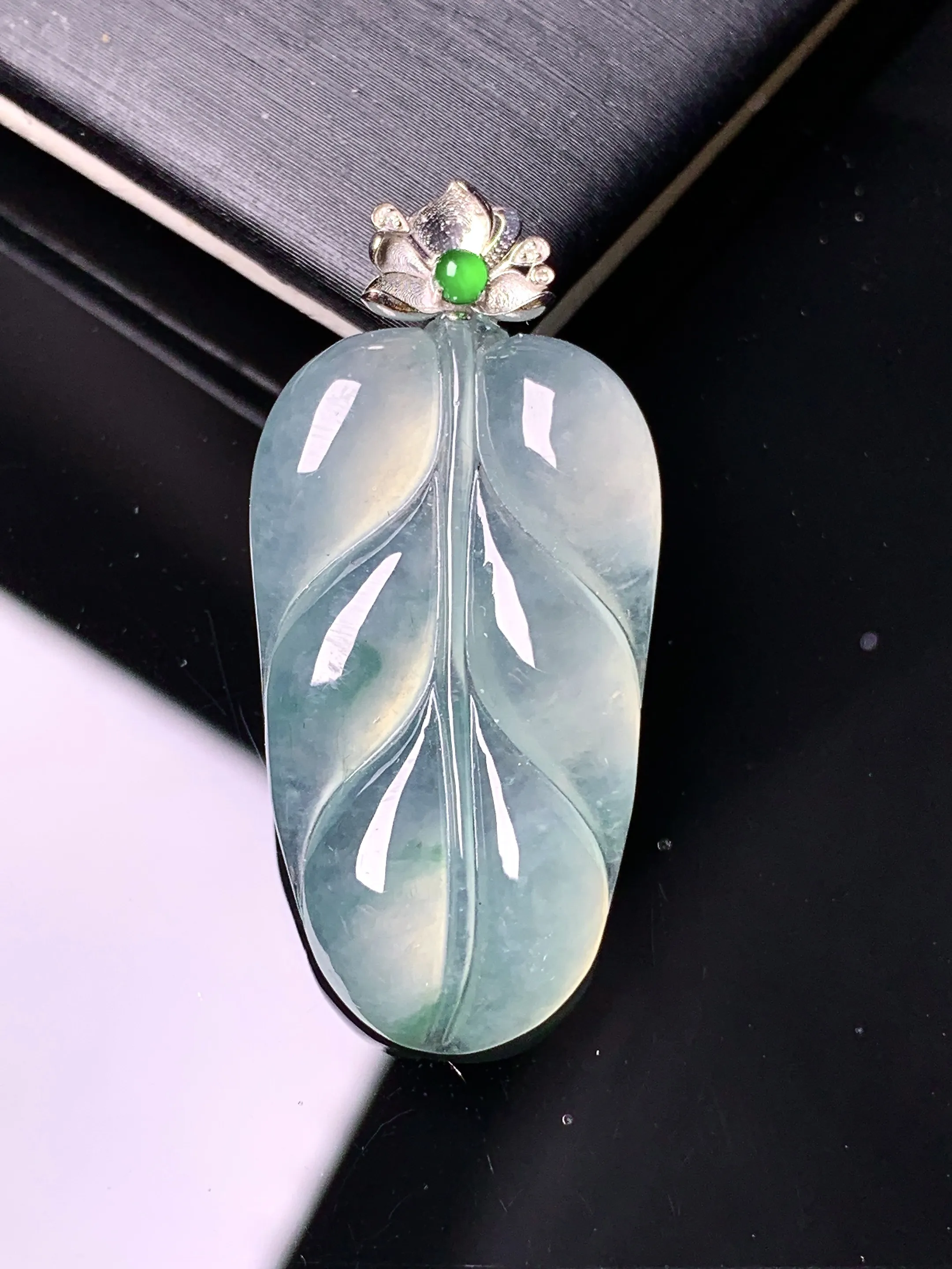18k金镶嵌冰种树叶吊坠 玉质细腻 色泽艳丽清新 整体尺寸36.6*17.2*5