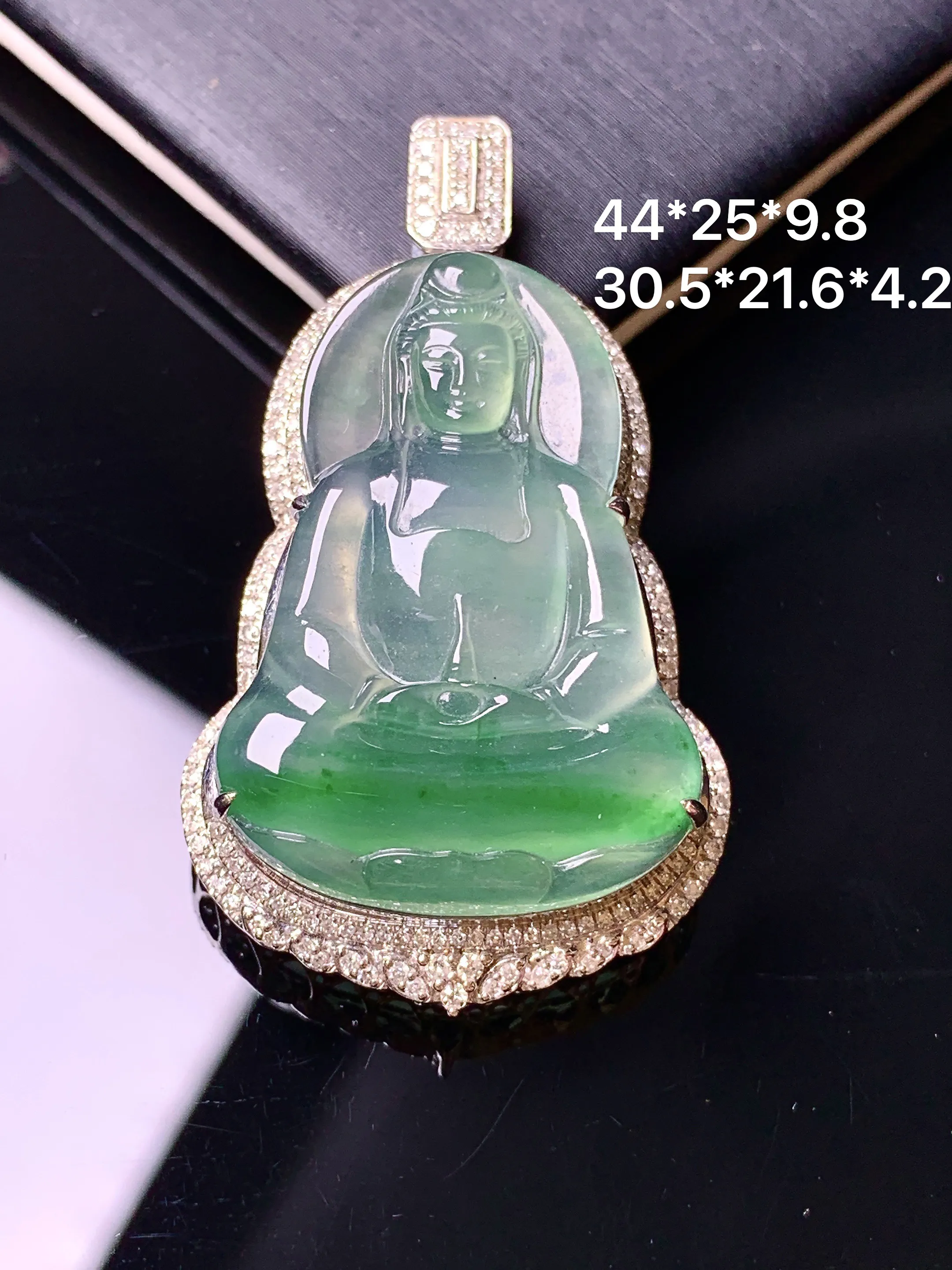 18k金钻镶嵌飘绿观音菩萨吊坠 玉质细腻 色泽艳丽清新 整体尺寸44*25*9.8