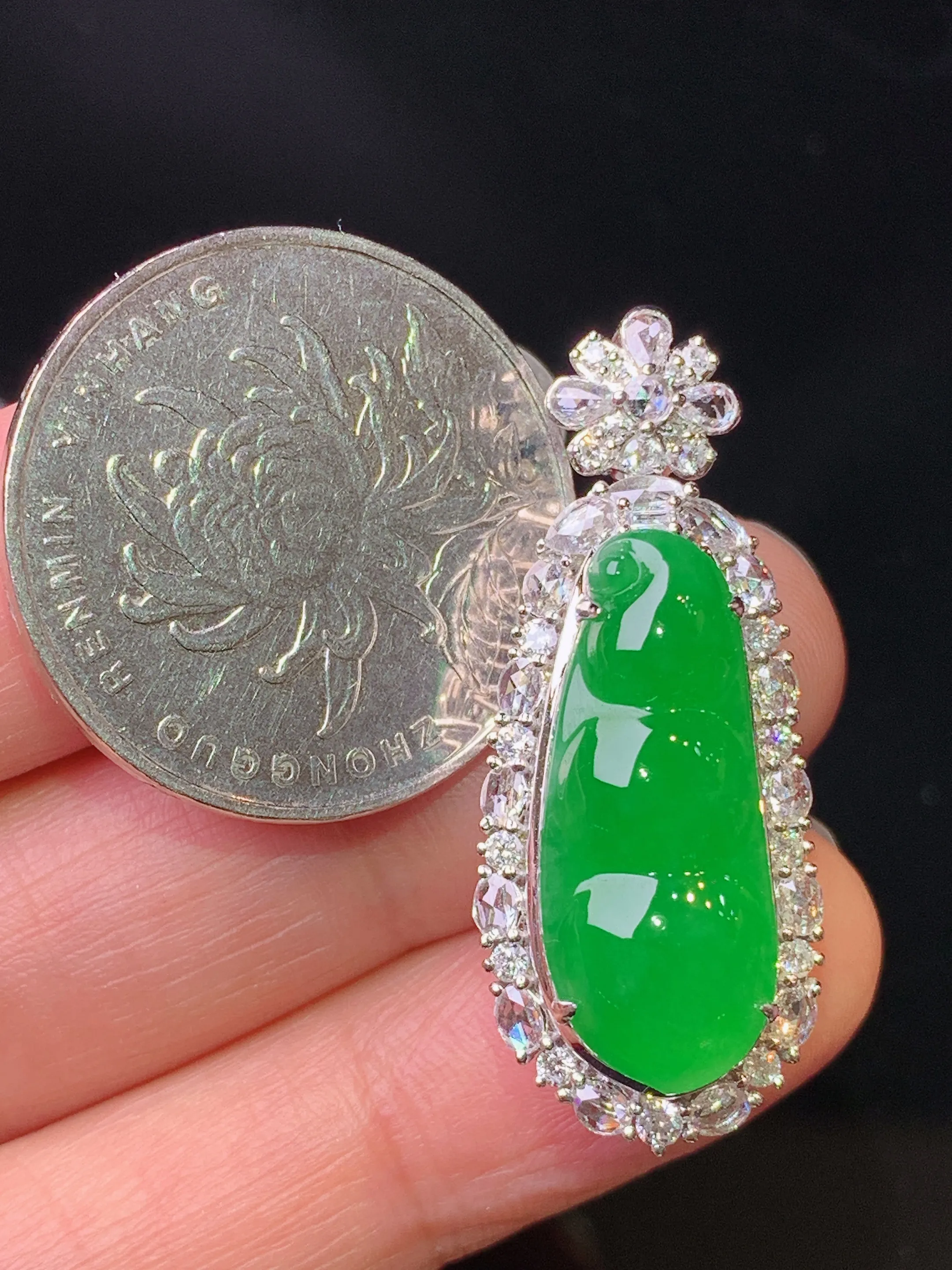 18k金钻镶嵌满绿四季豆吊坠 玉质细腻 色泽艳丽清新 整体尺寸35*14.3*11.8