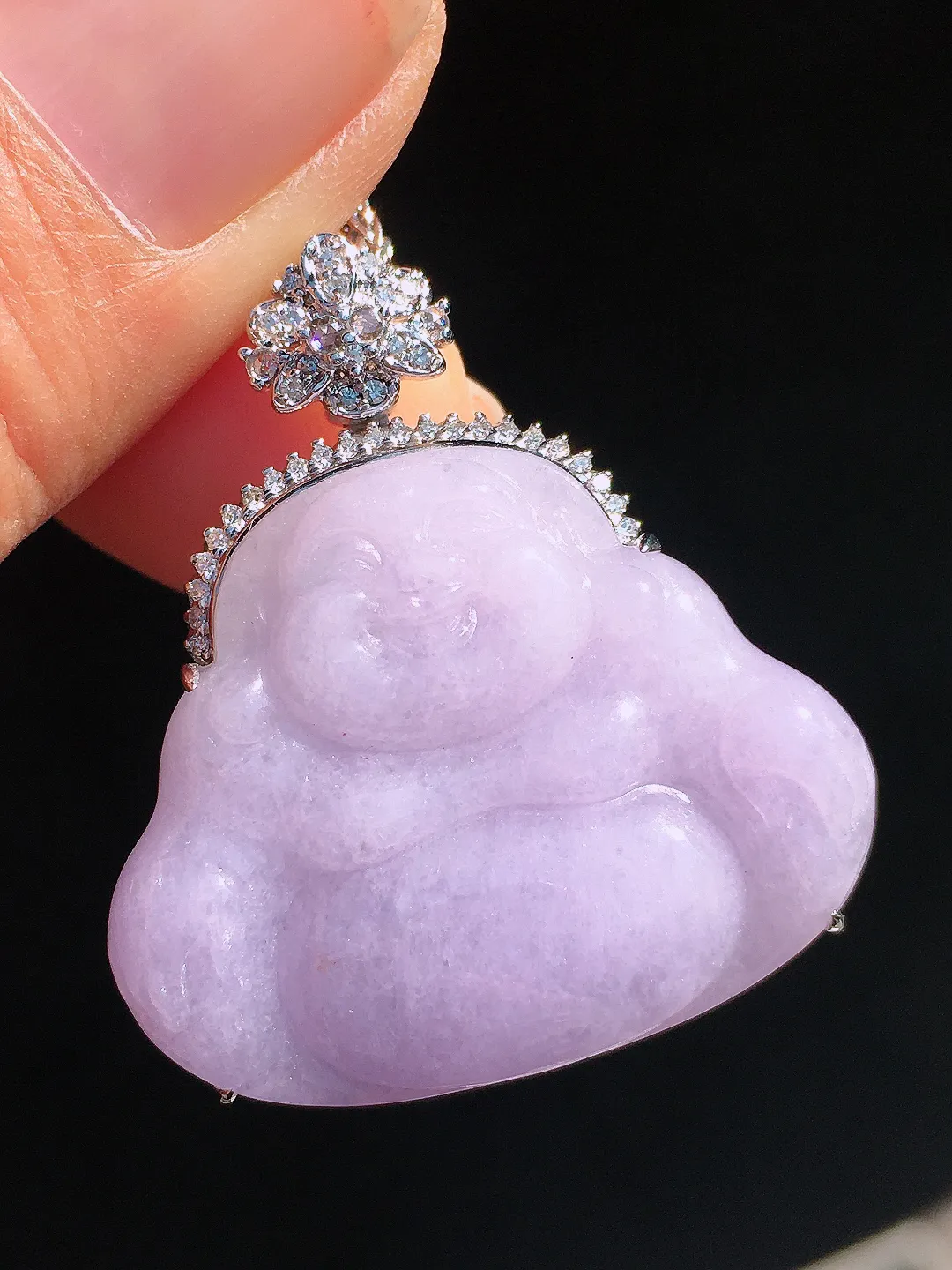 紫罗兰佛公吊坠，色泽均匀艳丽，玉质细腻，荧光感超
强，饱满圆润，尽显优雅气质，18k
金豪华镶嵌