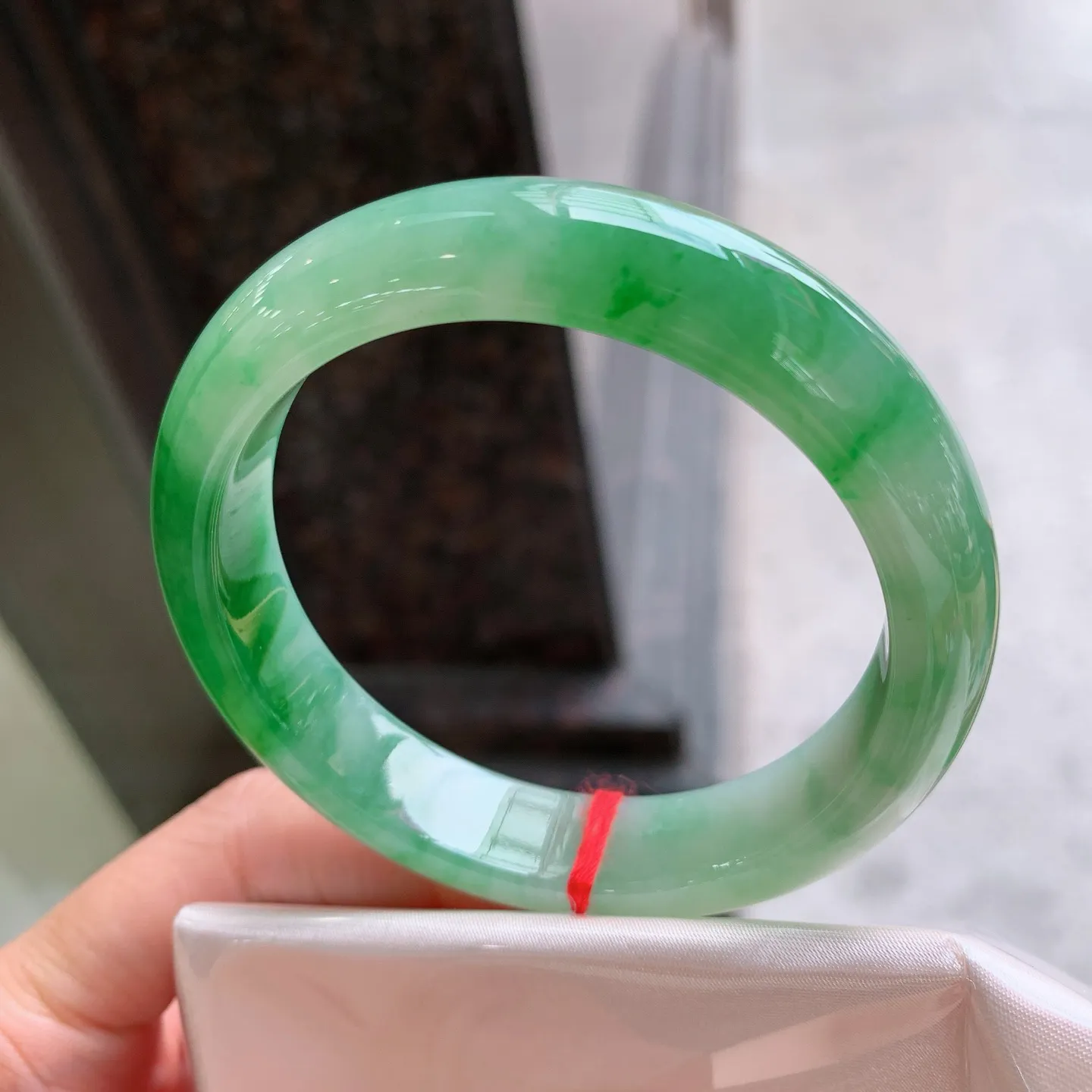 正圈飘绿 无瑕 尺寸：57/12.9/8.4  色辣