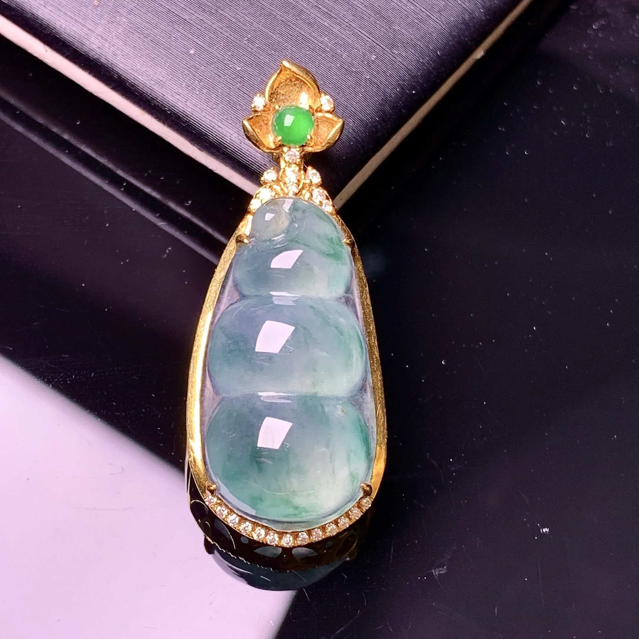 18k金镶嵌冰种四季豆吊坠 玉质细腻 色泽艳丽清新 整体尺寸34.2*13.8*8.8