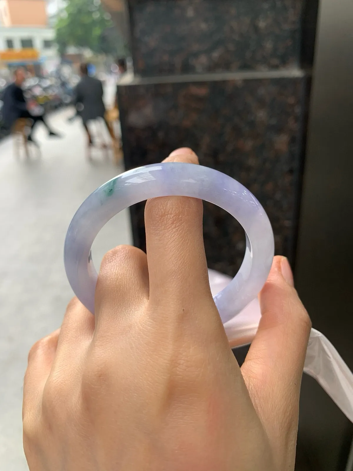 紫罗兰飘花正圈
52.2-10.2-8
玉质水润细腻，艳丽的紫底飘一朵蓝花，仿佛置身于莫奈花园里，浪漫温馨，神秘又优雅