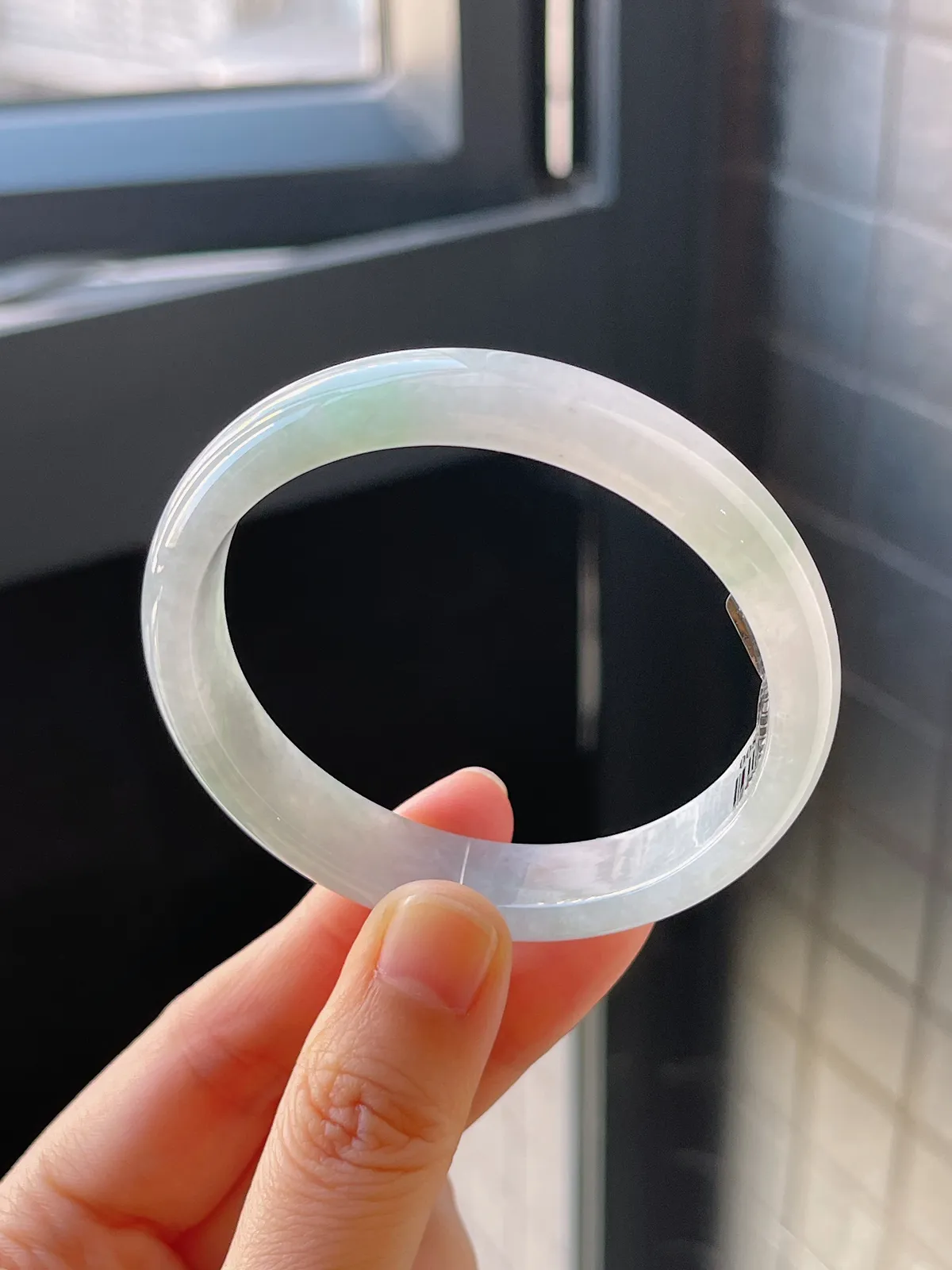 贵妃镯54.4圈口，翡翠冰糯种淡绿色手镯