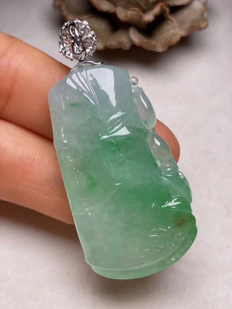 冰糯种飘绿节节高吊坠、真金真钻镶嵌，种水好，玉质细腻 .裸石尺寸 43.0*23.8