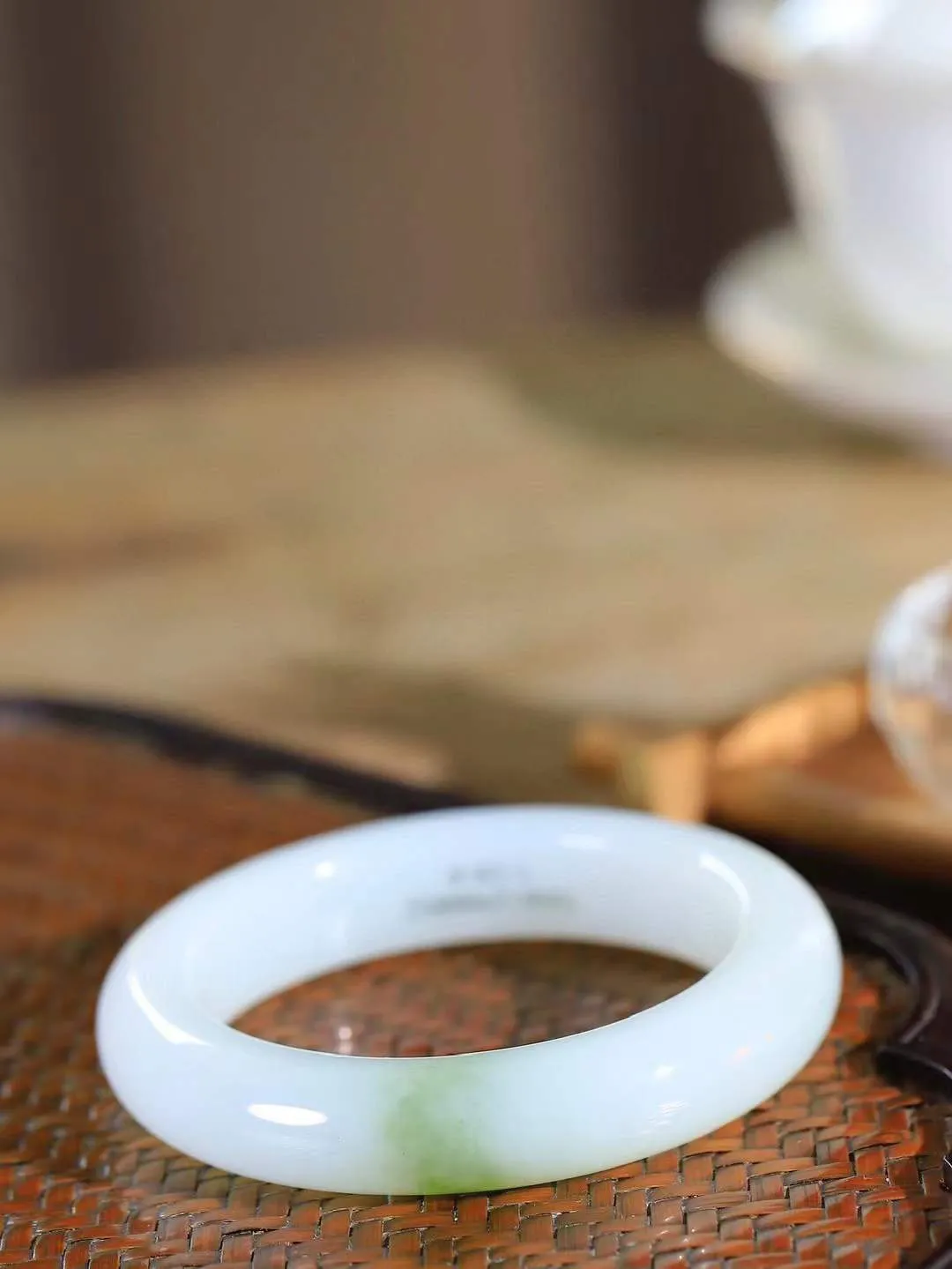 【婉约佳人.手镯】

精品️和田玉白玉带翠手镯 玉质温润细腻 油性十足 手感舒适，高华雅逸，线条流畅，简约大气，美自天成，素雅高贵。佩戴于腕间，婉约之美，举手投足间透出那份低调奢华。重58.7克 内径52.5mm  尺寸12.7-9.6mm   FDA-1114833