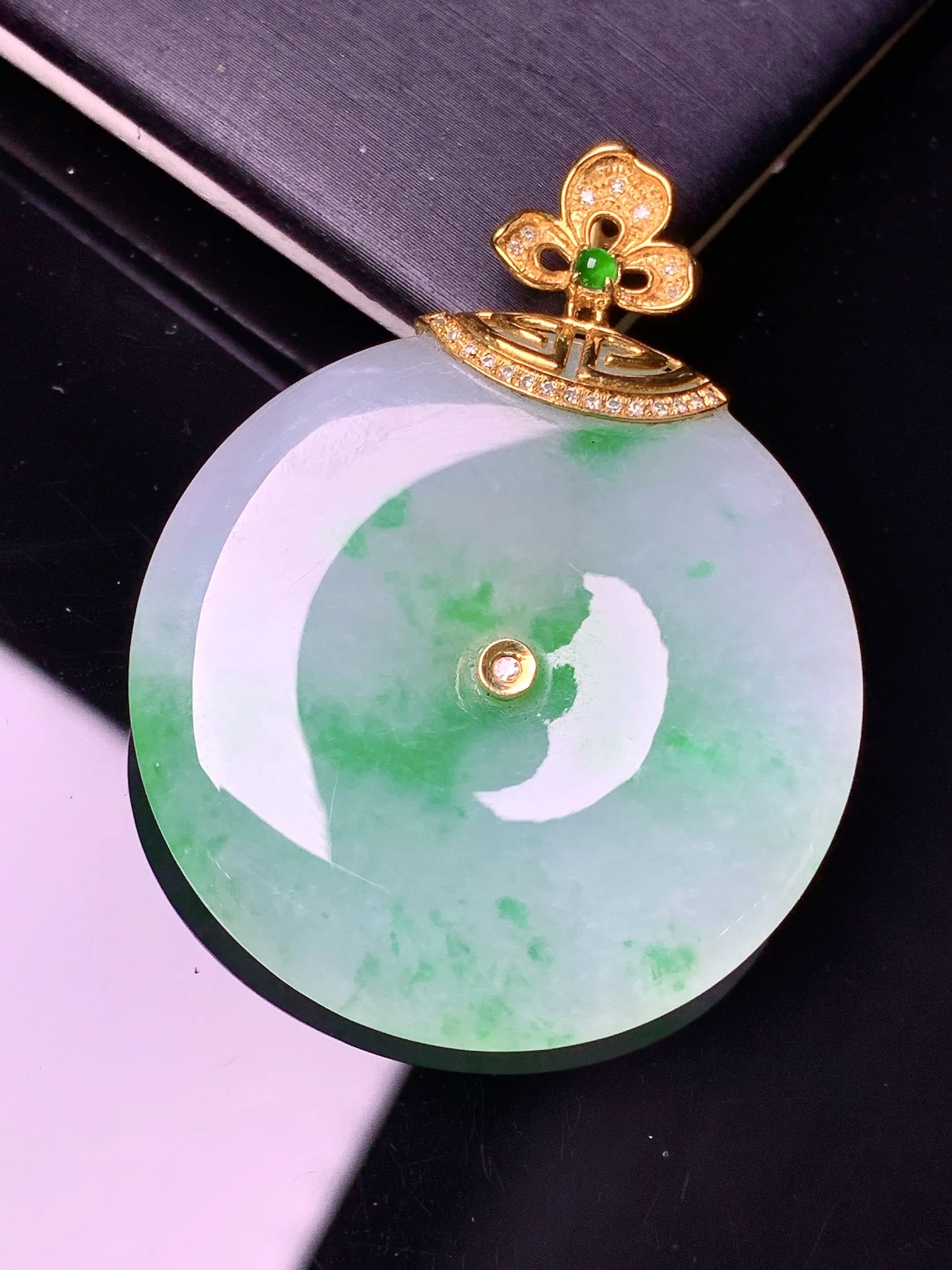18k金镶嵌飘绿平安扣吊坠 玉质细腻 色泽艳丽清新 整体尺寸44*34.6*5.6