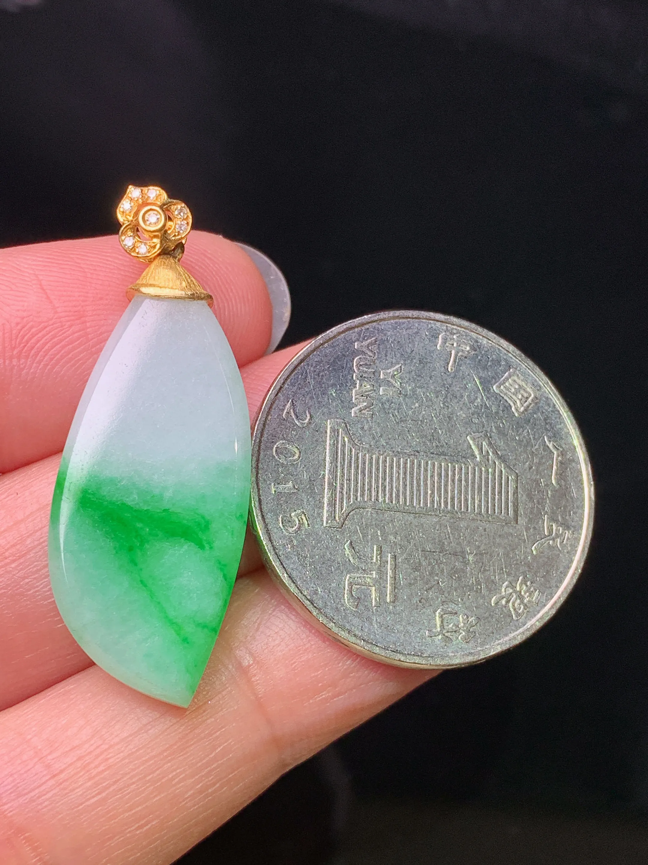 18k金钻镶嵌飘绿随形吊坠 玉质细腻 色泽艳丽清新 整体尺寸34.6*12.6*4