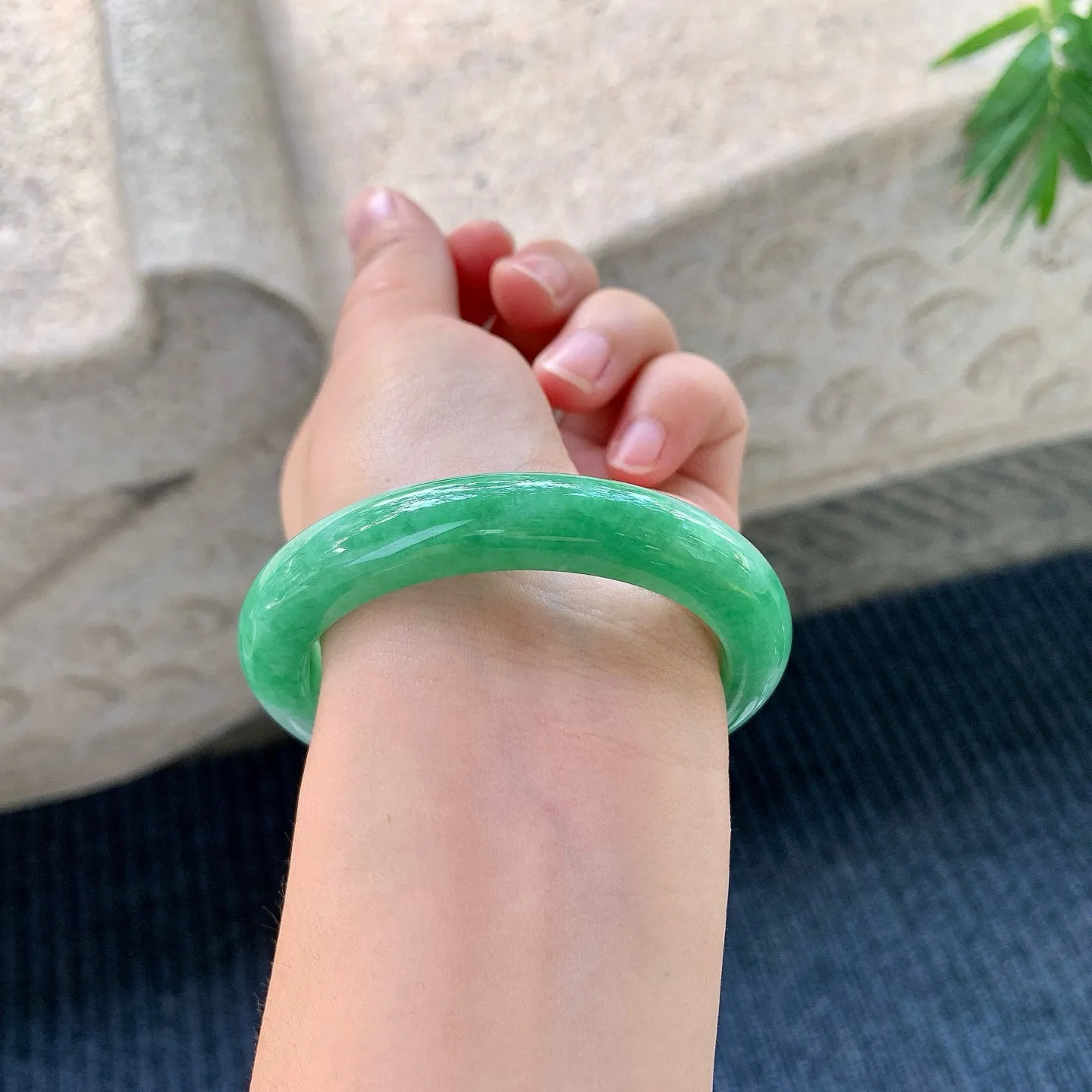 【圈口】53.3/10.3/8.7，糯冰满绿，水润，种老，细腻，无裂纹！