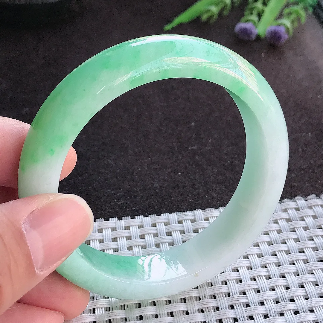 实拍A货翡翠54.8/14/8.5老坑精美温润飘绿手镯宽边玉镯手环