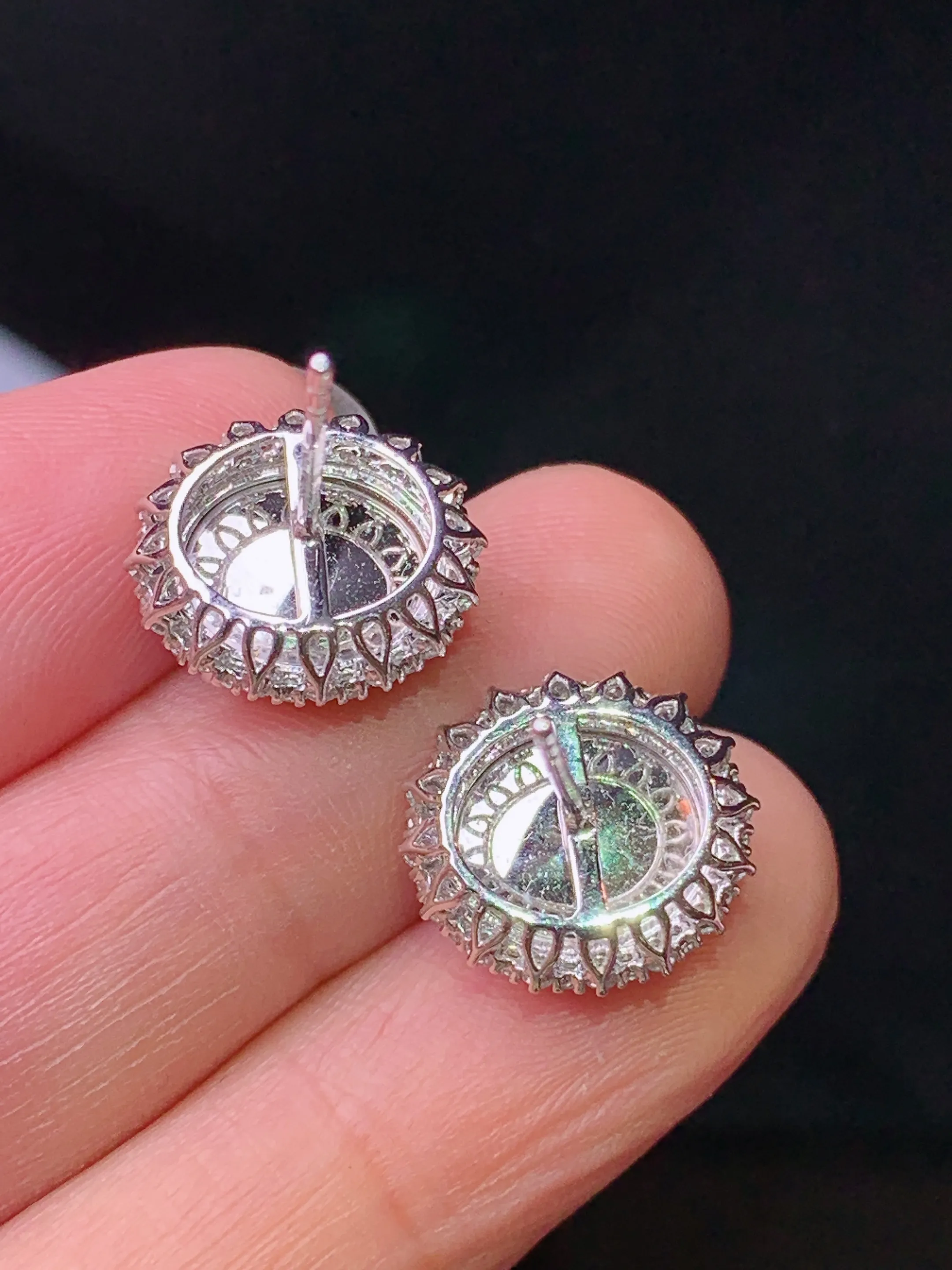 18k金钻镶嵌翠绿蛋面耳钉 玉质细腻 色泽艳丽清新 整体尺寸13.2*12*7.8