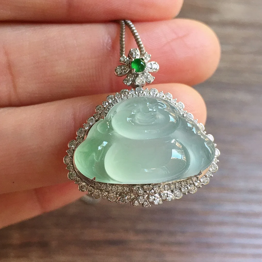 冰晴底舒佛吊坠，18k金镶嵌，冰润细腻，品相好，种水足Lj 尺寸26.4*25.3*10.7