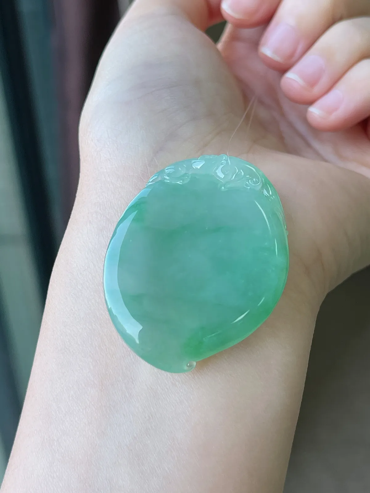 翡翠冰糯种淡绿色飘花福瓜挂坠