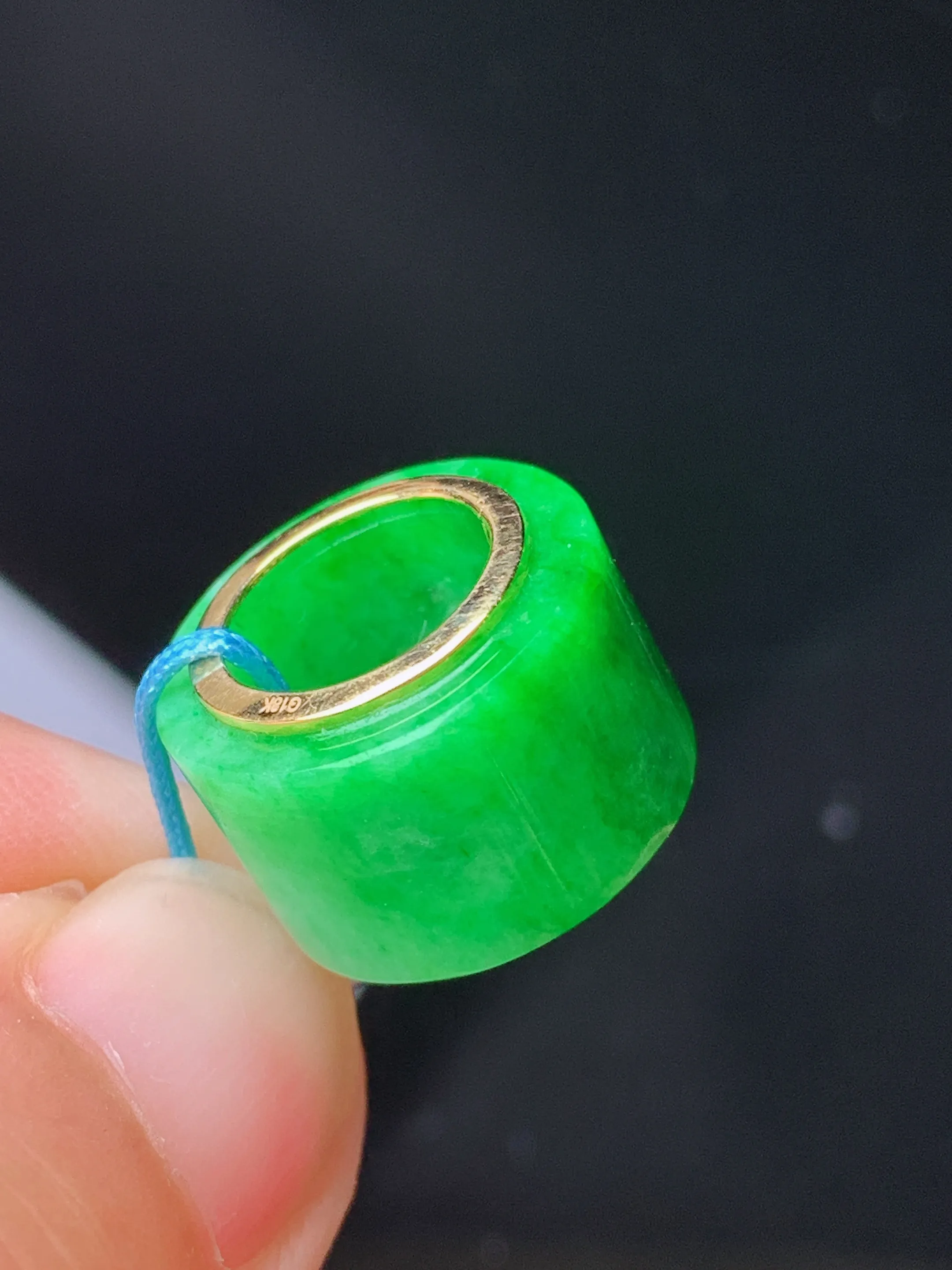 18k金镶嵌翠绿路路通吊坠 玉质细腻 色泽艳丽清新 整体尺寸15.2*15.2*9.2