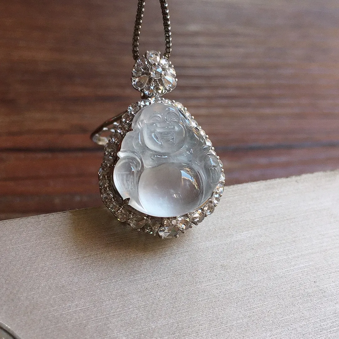 冰种笑佛吊坠，18k金镶嵌，冰润细腻，品相好，种水足，尺寸26*17.2*11.8