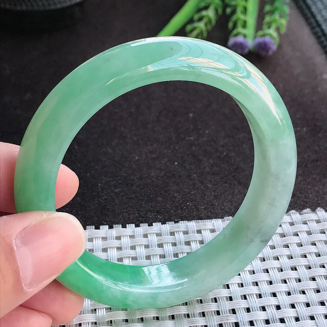 实拍A货翡翠54.5/12.4/8.8老坑精美冰润满绿手镯宽边玉镯手环