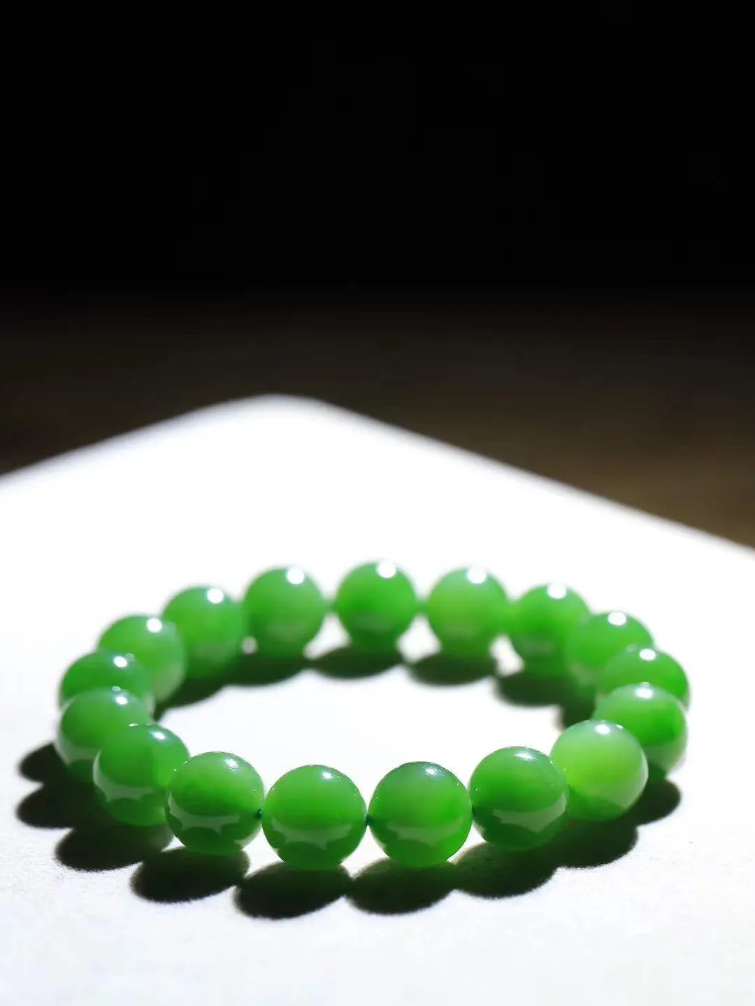 【珠圆玉润.手串】

精品和田玉碧玉珠圆玉润手串 玉质温润细腻  整串打磨圆润，佩戴舒适。珠珠落玉盘，间关莺语花底滑，一生美好时光，无论身在何处，都有它相伴相守。事事顺遂，幸福美满，吉祥如意。重45.6克 尺寸取一12mm FDL-161202613