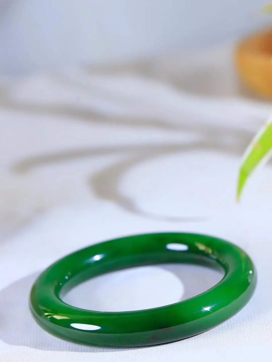 【一见钟情·手镯】

收藏级臻品和田玉碧玉圆条手镯。镯型饱满，温润细腻，脂润沁香。️执一卷书