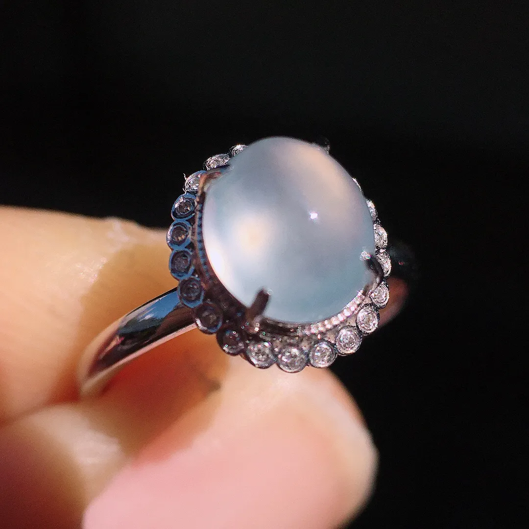 冰种蛋面戒指，玉质细腻，荧光感超
强，饱满圆润，尽显优雅气质，18k
金豪华镶嵌