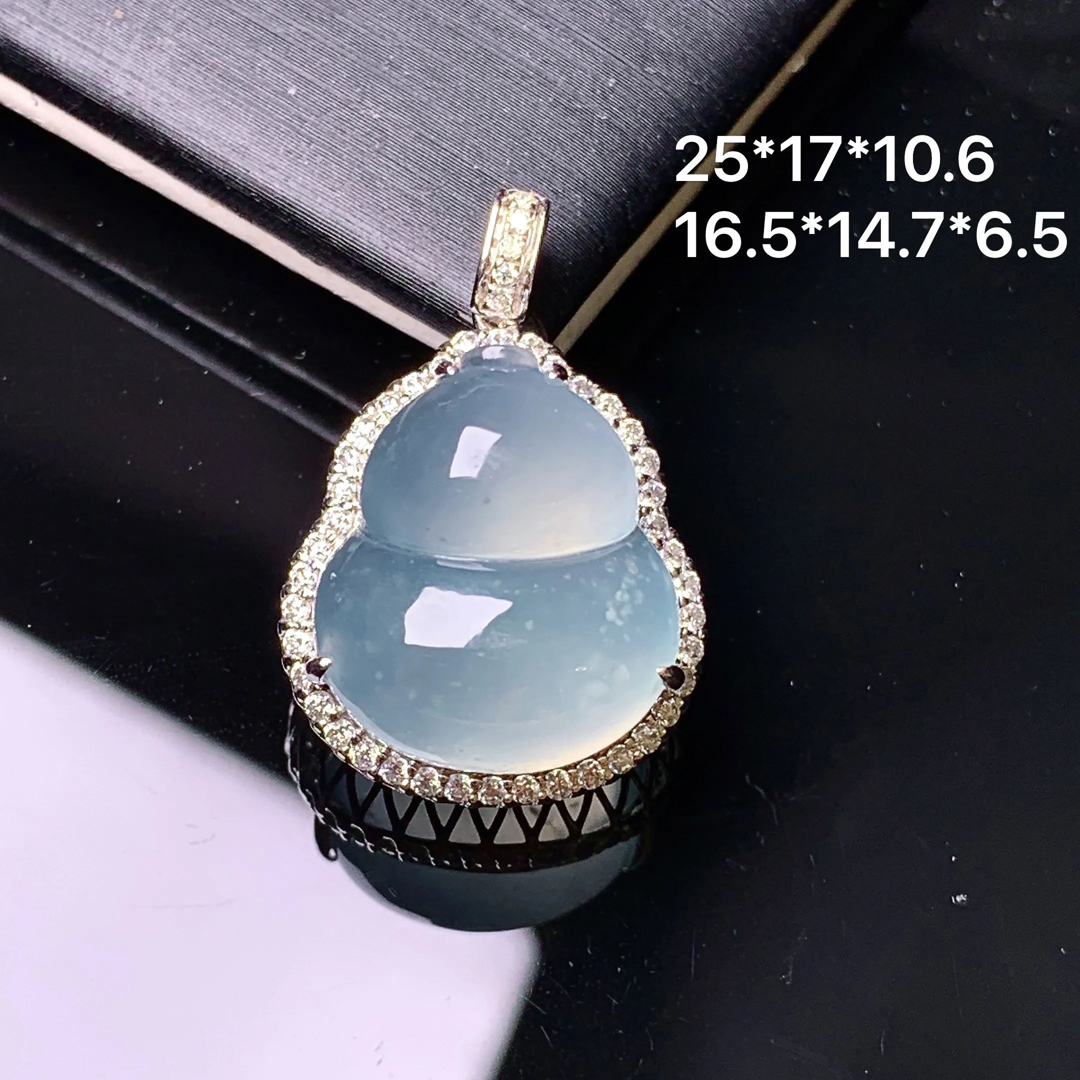 18k金钻镶嵌冰种葫芦吊坠 玉质细腻 色泽艳丽清新 整体尺寸25*17*10.6