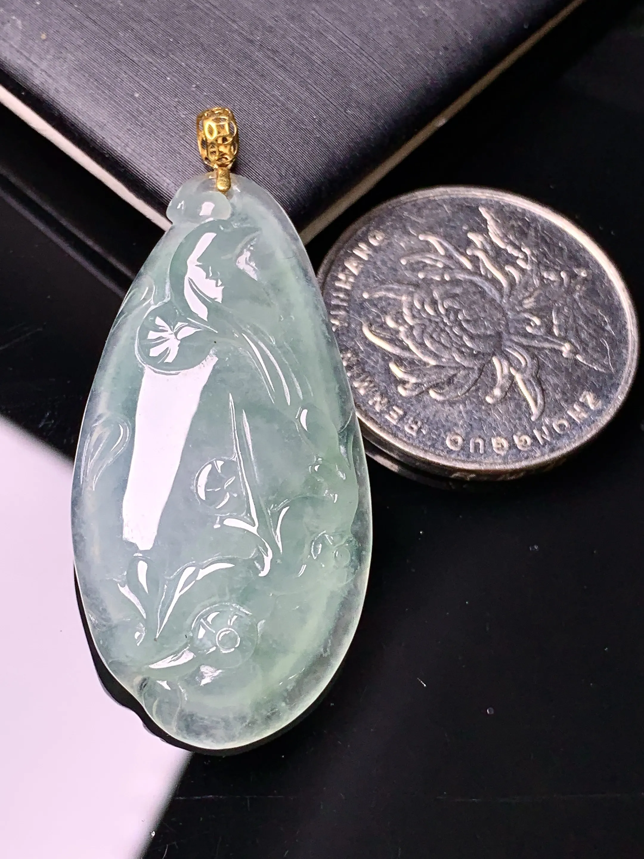 18k金镶嵌冰种雕花吊坠 玉质细腻 色泽艳丽清新 整体尺寸44*20.3*5.2