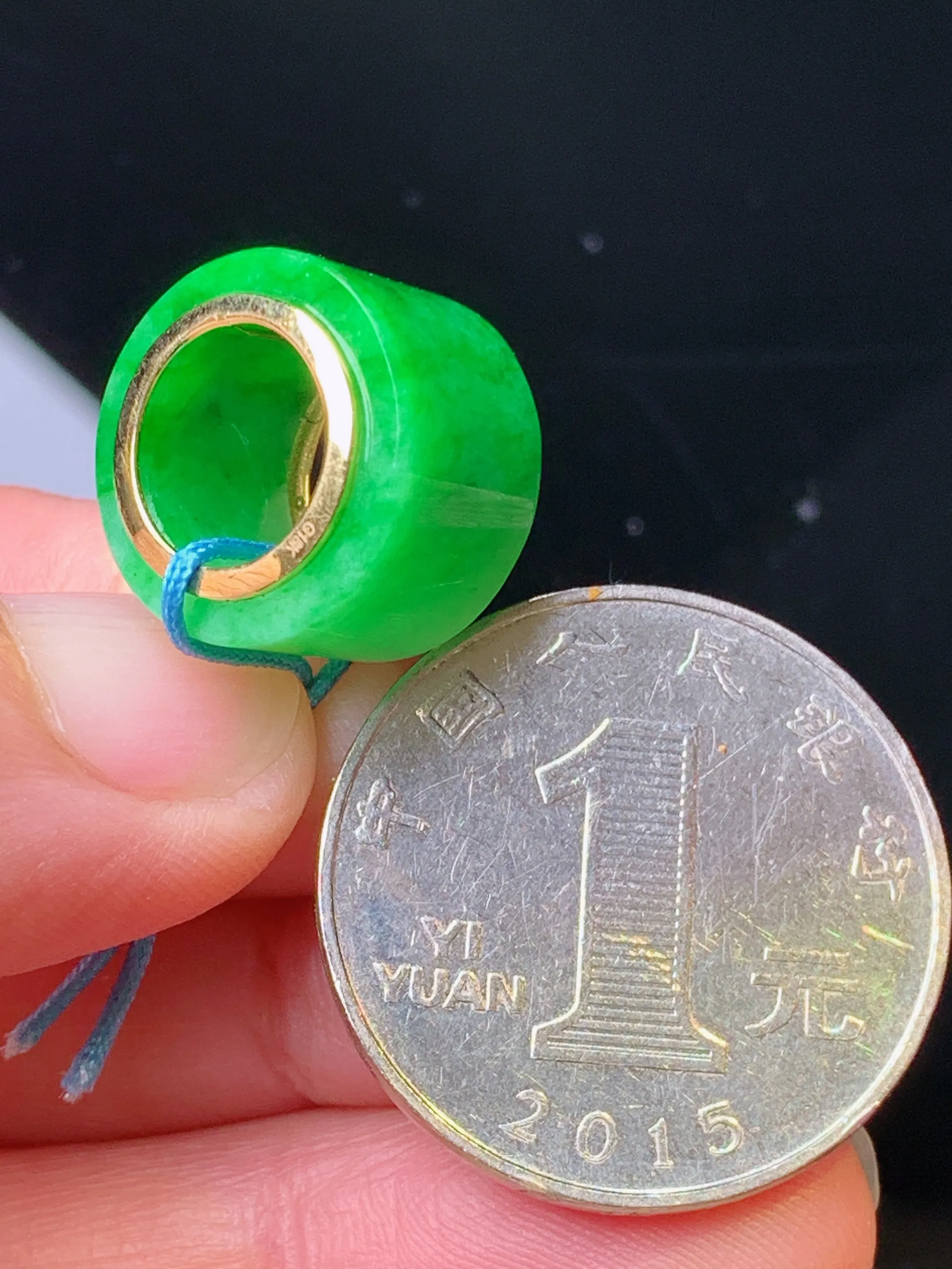 18k金镶嵌翠绿路路通吊坠 玉质细腻 色泽艳丽清新 整体尺寸15.2*15.2*9.2