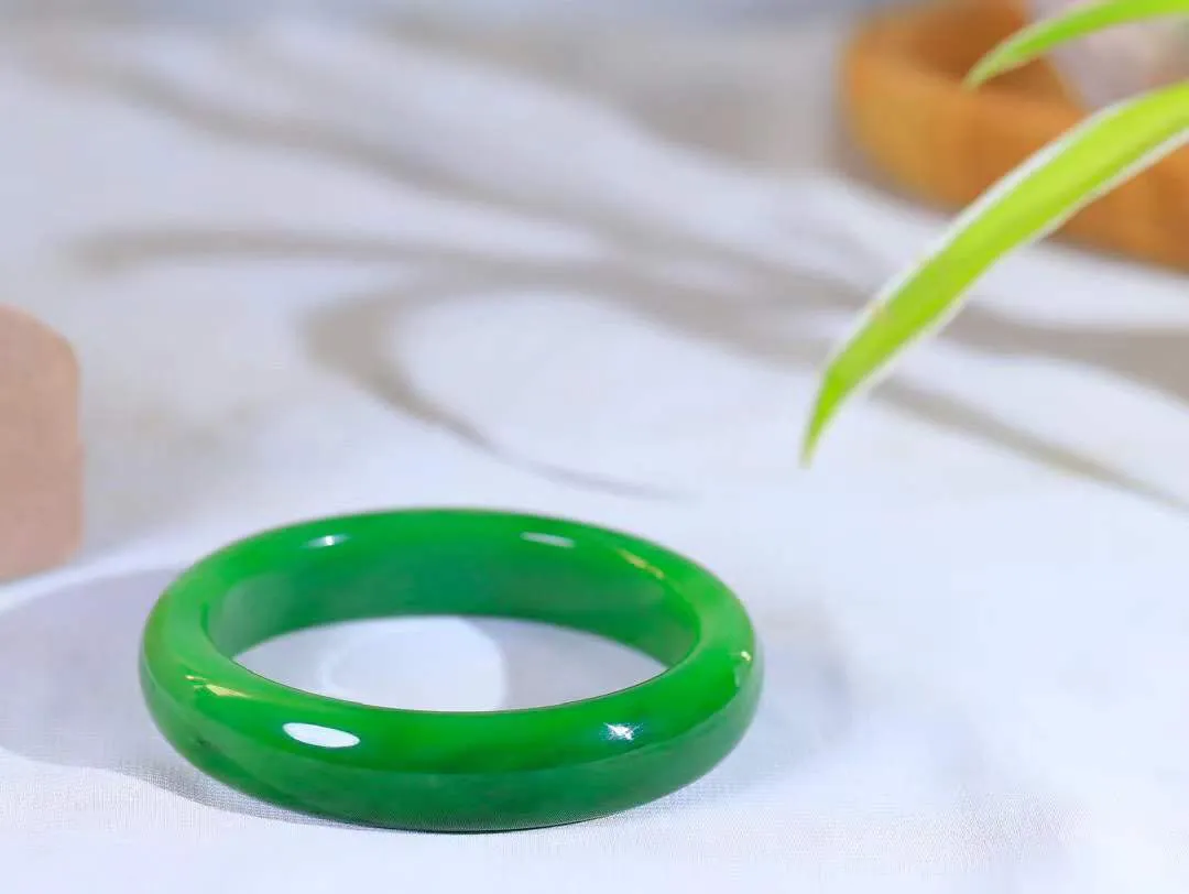 [温润如玉.手镯]

收藏级臻品和田玉碧玉手镯。玉质温润细腻 油性十足 手感舒适，高华雅逸，线条流