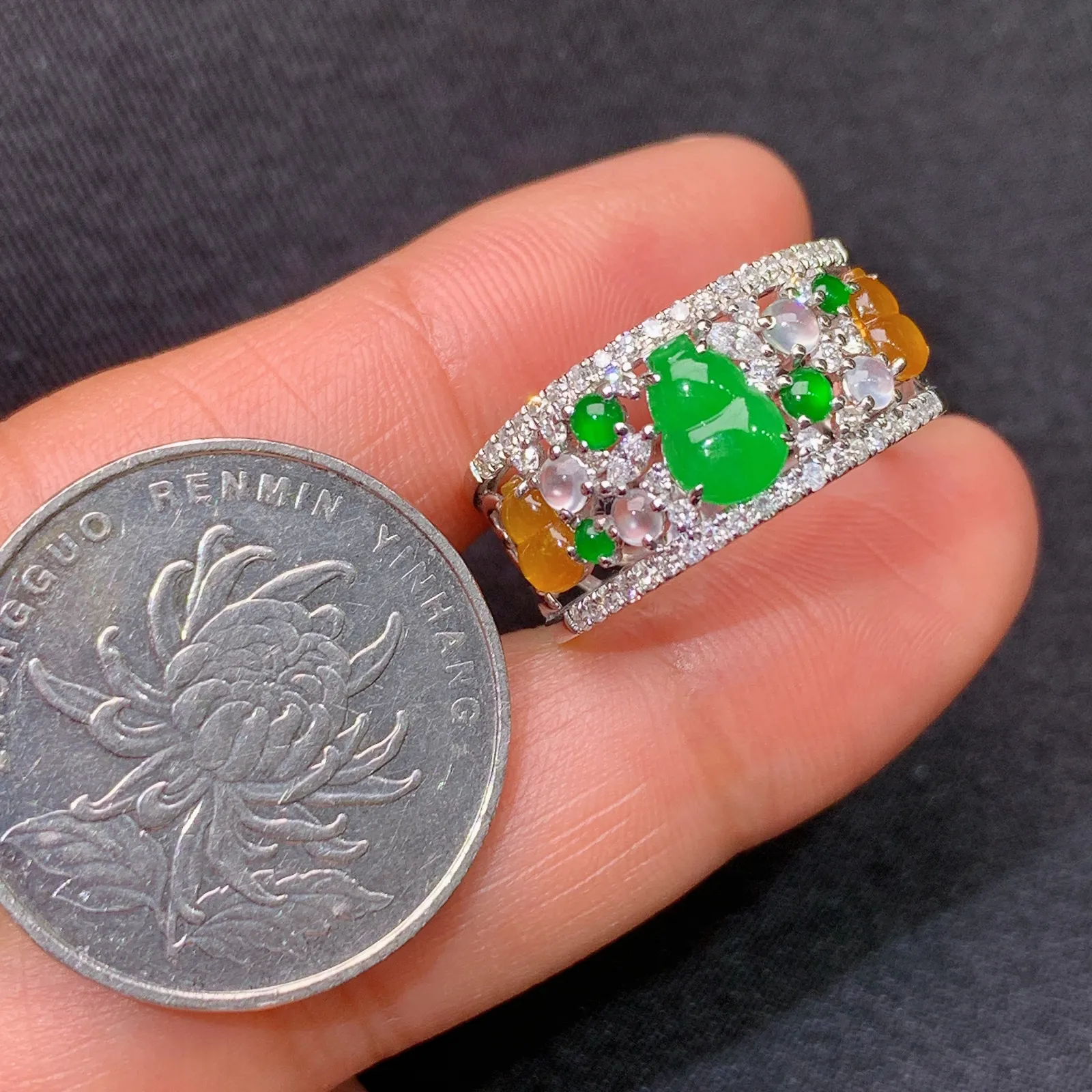 阳绿葫芦戒指 18k金镶嵌，款式新颖，冰润色阳，种水足，Of 圈口19 尺寸6.9*3.9*1