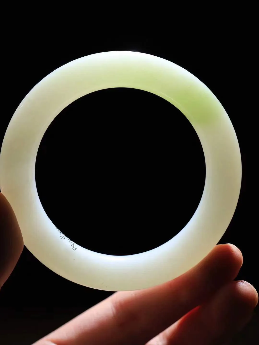 【玉佳人·手镯】

精品和田玉白玉带翠双色圆条手镯 ，玉质细腻油润，做工细致精美，端庄素雅，亭亭玉立，芊芊素手。芊芊素手，怎能忘镯？秀美圆条，更显婀娜。内径56.5mm 尺寸11.7-11.8mm重69.2克6916880A