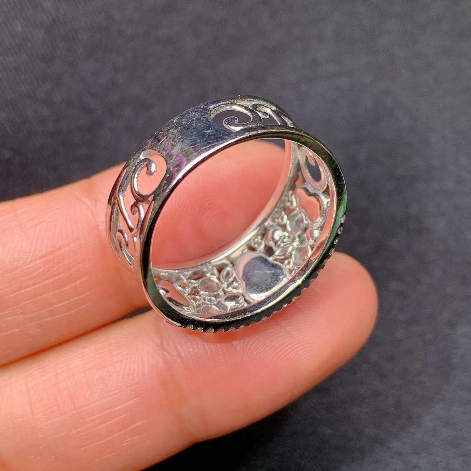 阳绿葫芦戒指 18k金镶嵌，款式新颖，冰润色阳，种水足，Of 圈口19 尺寸6.9*3.9*1