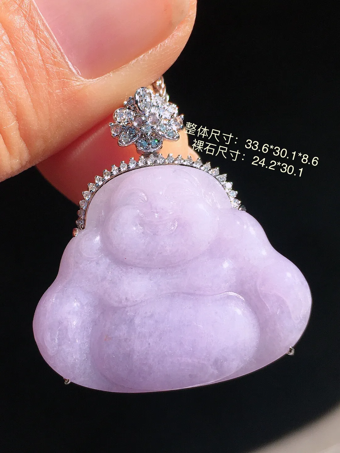 紫罗兰佛公吊坠，色泽均匀艳丽，玉质细腻，荧光感超
强，饱满圆润，尽显优雅气质，18k
金豪华镶嵌