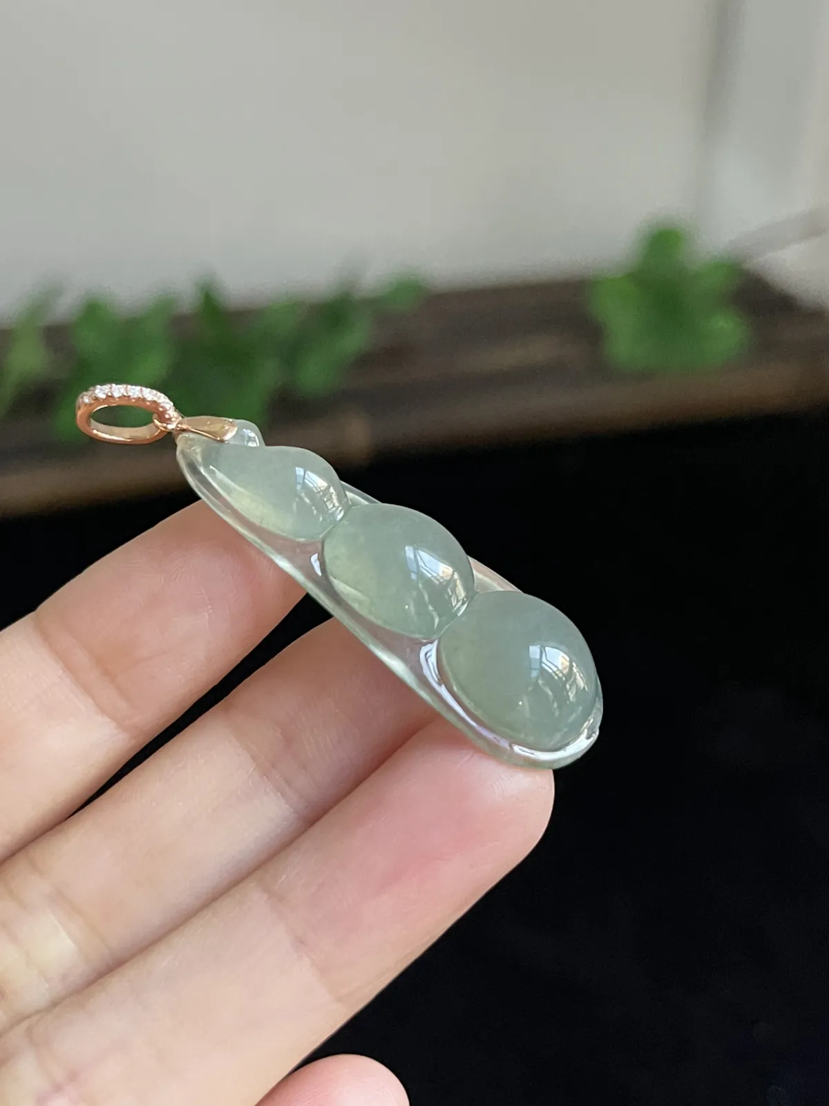 翡翠冰糯种浅绿色福豆，印记：G18K,伴钻石