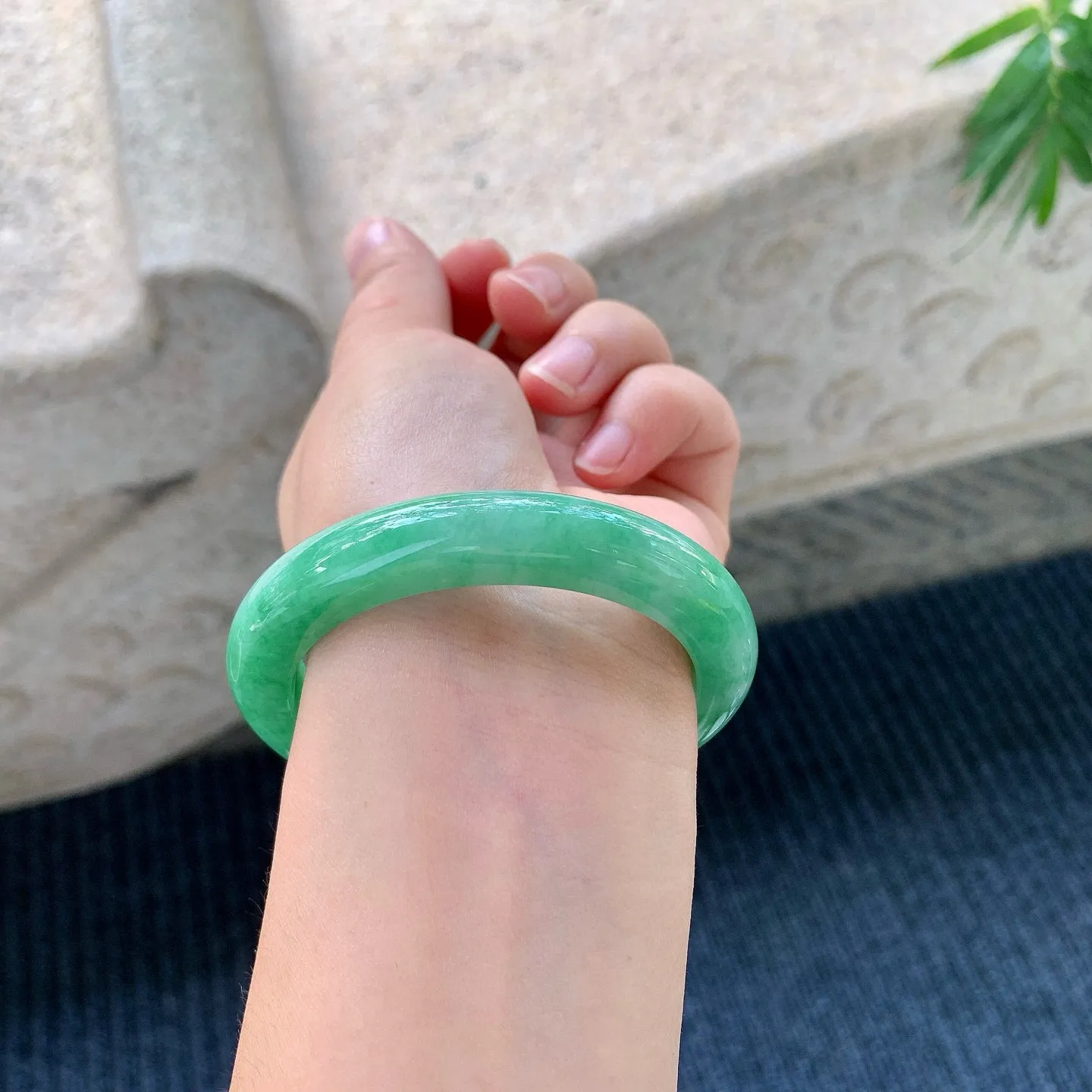 【圈口】53.3/10.3/8.7，糯冰满绿，水润，种老，细腻，无裂纹！