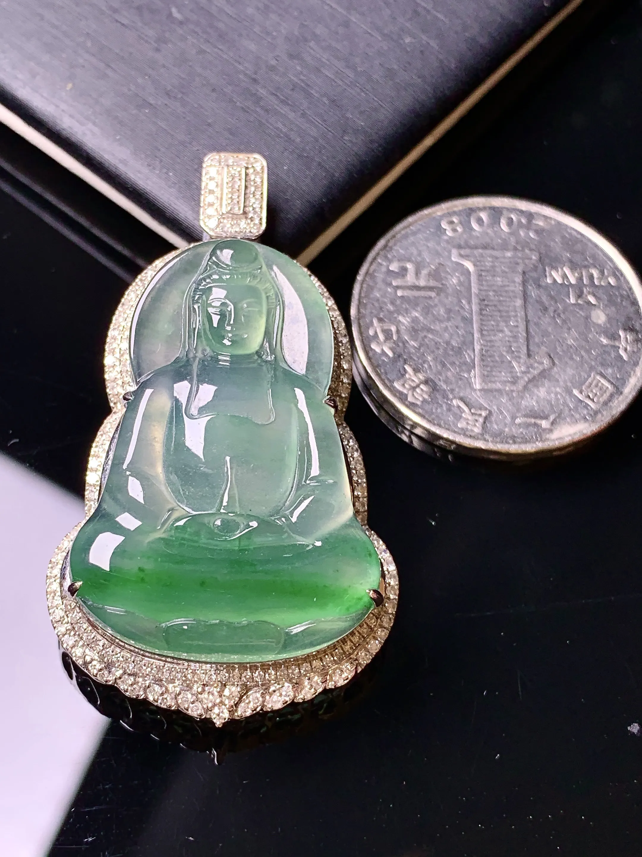 18k金钻镶嵌飘绿观音菩萨吊坠 玉质细腻 色泽艳丽清新 整体尺寸44*25*9.8