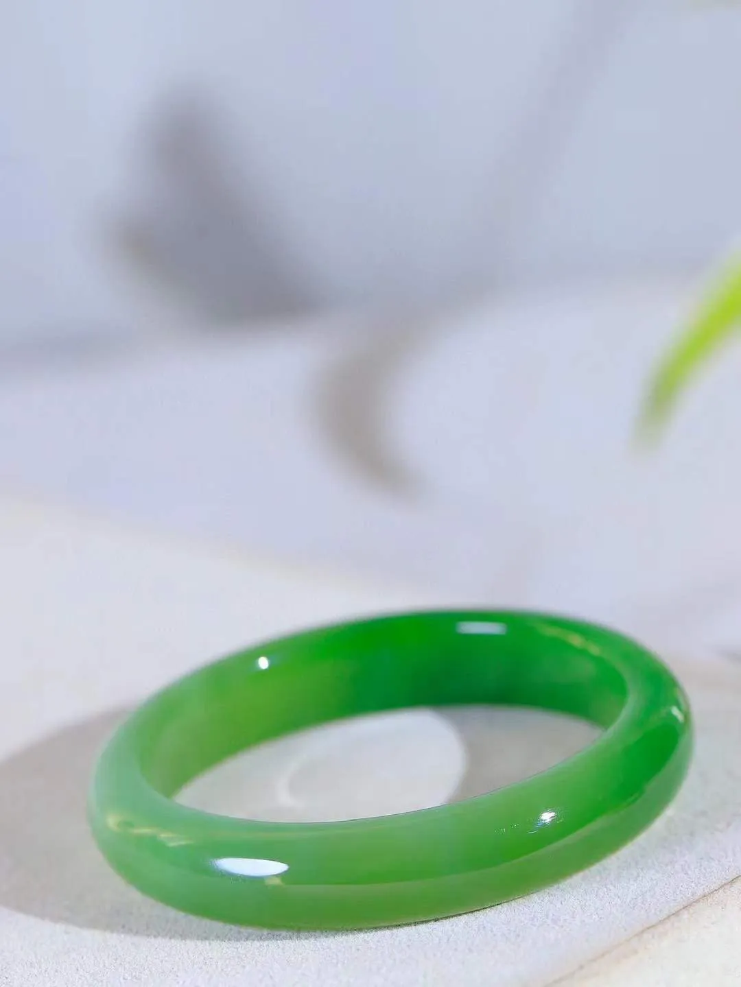 【悠悠芳华.镯】

精品和田玉碧玉猫眼手镯 玉质温润 青葱岁月，尽收腕中，婉转流畅，凝岁月悠长。盈一眸恬淡，挽一抹绿意。重47.5克 内径55mm尺寸12.3-7.8mm   8610855A