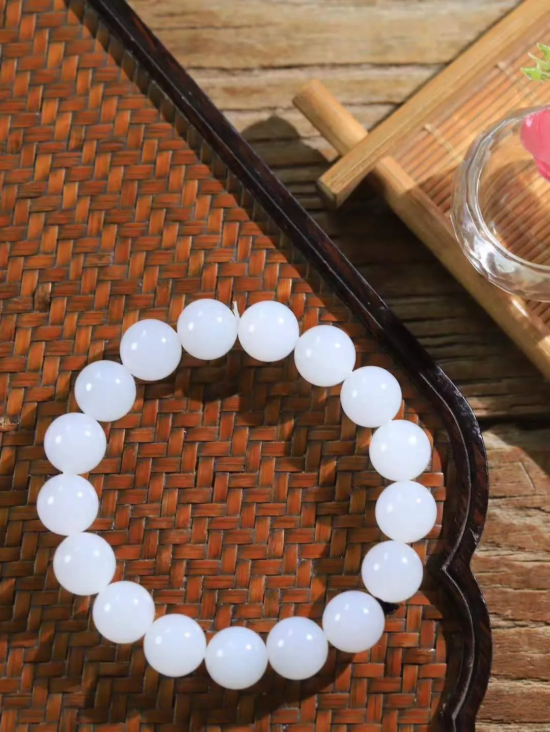 【珠圆玉润.手串】

精品️和田玉白玉珠圆玉润手串 玉质温润细腻  整串打磨圆润，佩戴舒适。珠珠落玉盘，间关莺语花底滑，一生美好时光，无论身在何处，都有它相伴相守。事事顺遂，幸福美满，吉祥如意。重44克 尺寸取一12mm  FDA-2210833