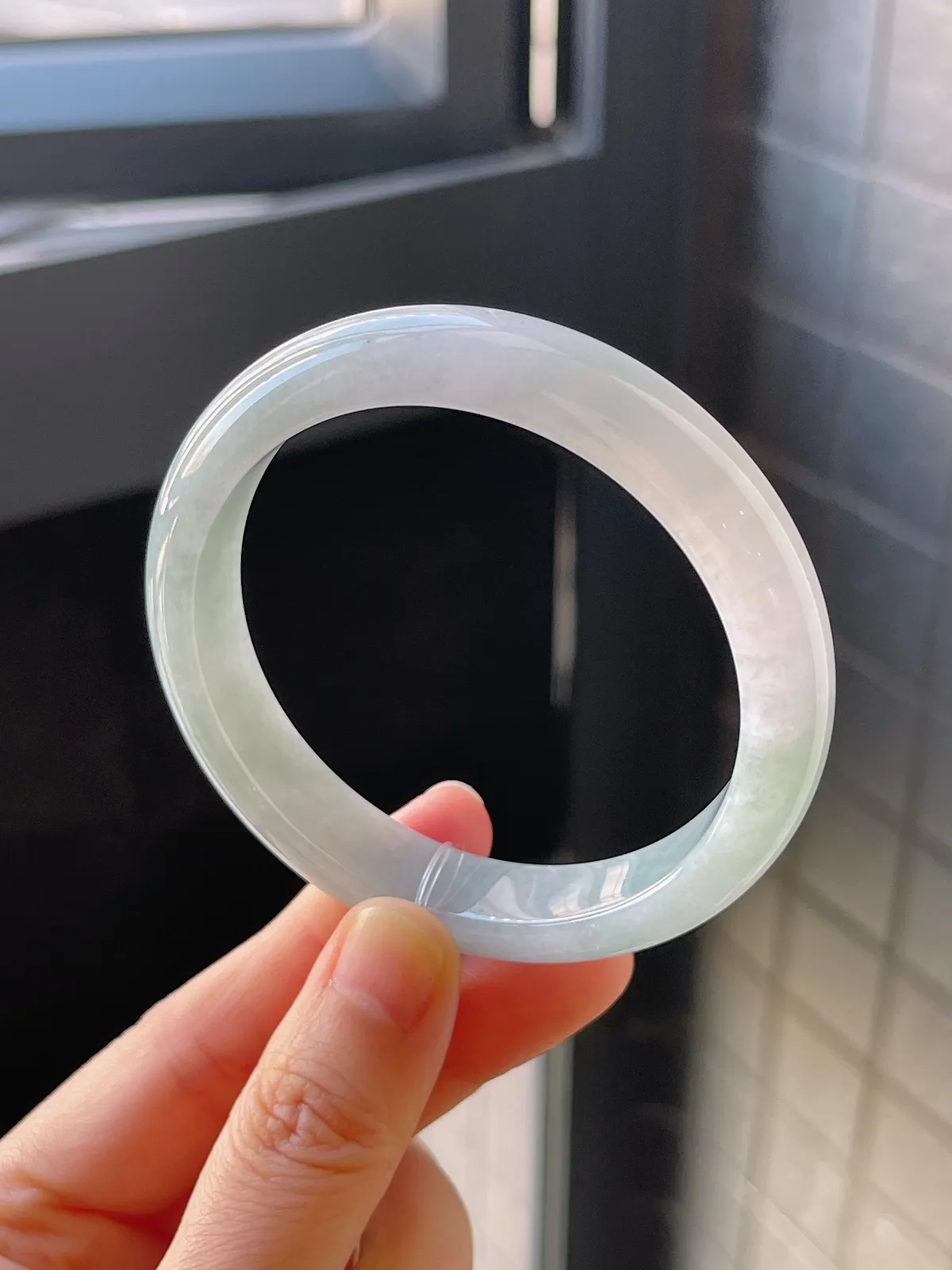 正圈56圈口，翡翠糯化种淡绿色手镯