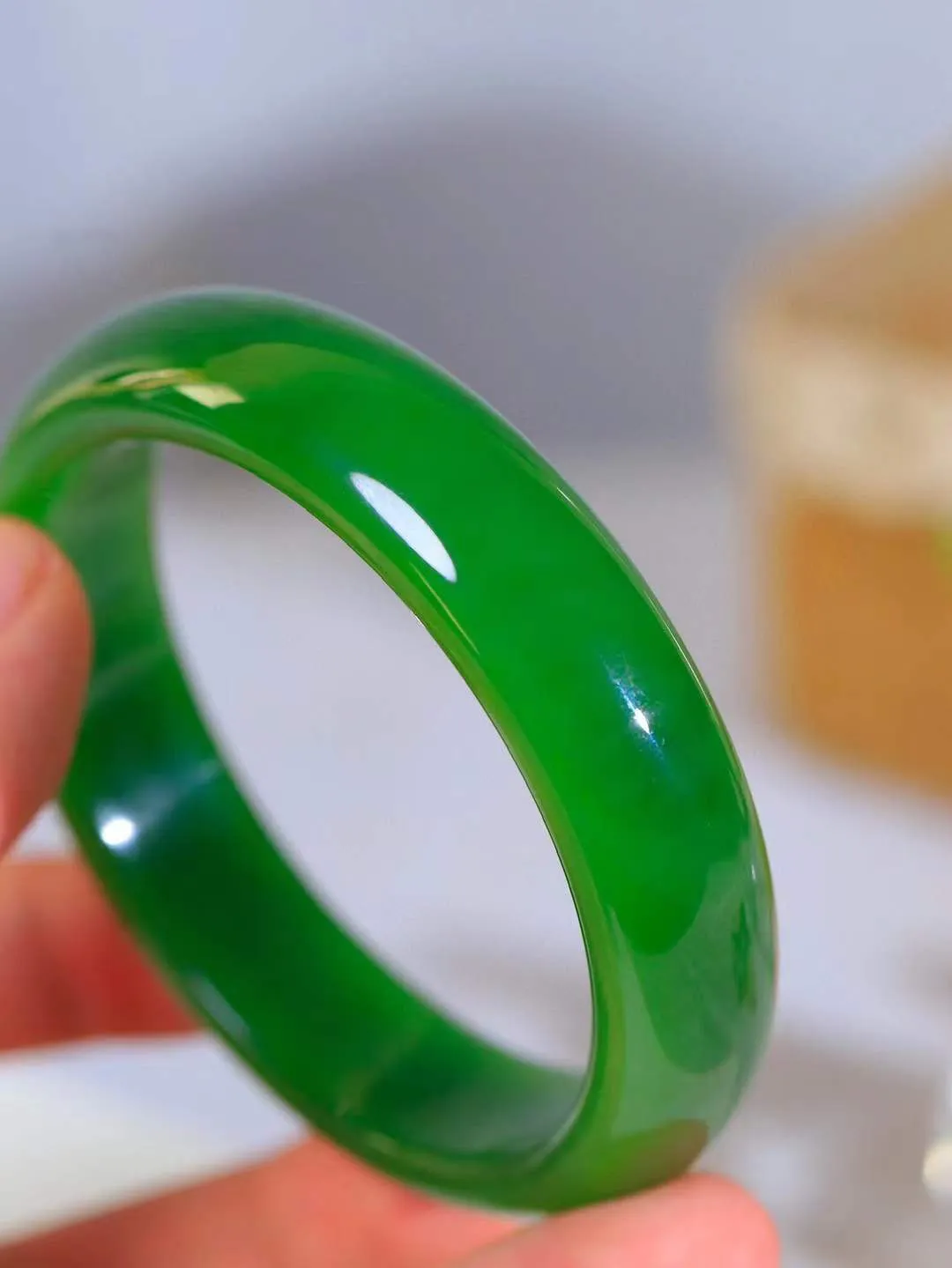 （温柔雅致.手镯）

收藏传家级臻品️和田玉碧玉手镯。镯型饱满，温润细腻，脂润沁香。️执一卷书，沏一盏茶，着一袭裙，戴一只镯。淡淡浅笺，素心若兰，静赏玉中诗画。悠悠岁月，芊手轻摘，盛满诗样芳华。重74.6克   尺寸62.5-15.6-8.5mm    FDA-3215800