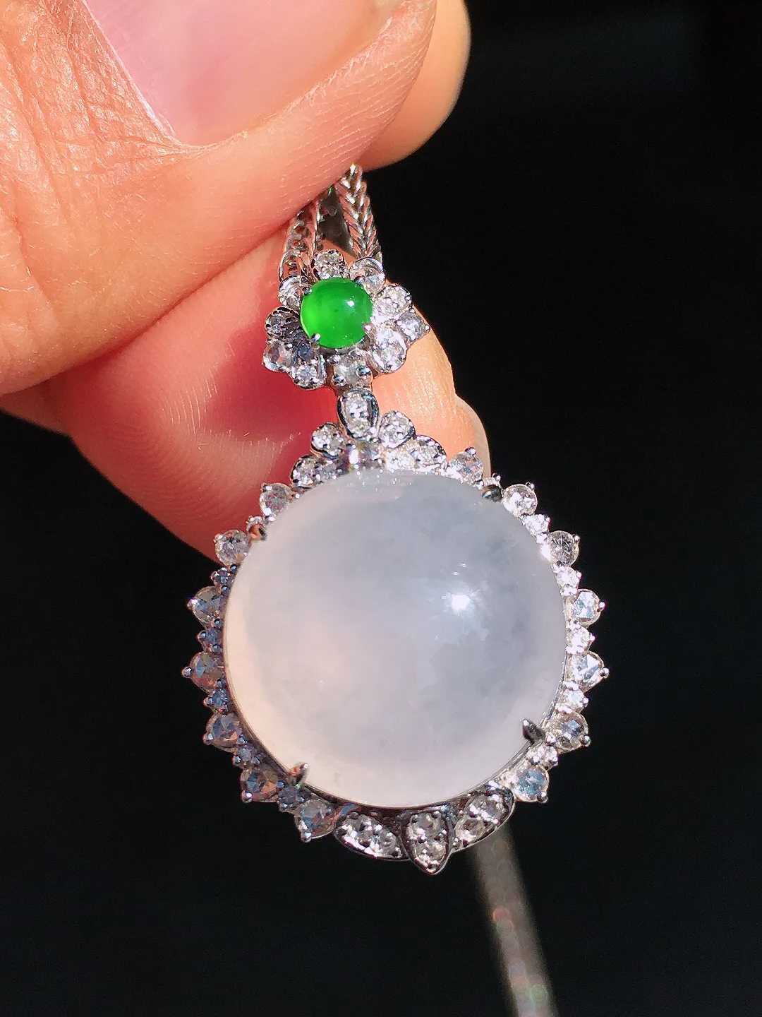 冰种蛋面吊坠，玉质细腻，荧光感超
强，饱满圆润，尽显优雅气质，18k
金豪华镶嵌