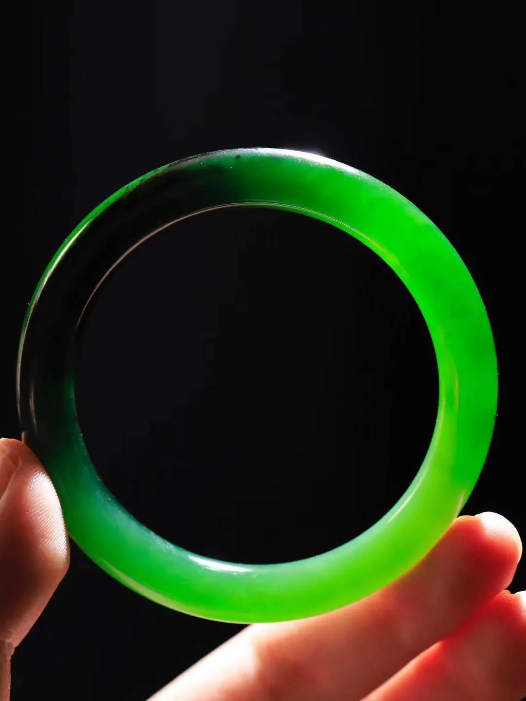 （一见倾心.手镯）

精品和田玉碧玉带皮圆条手镯，玉质温润细腻 油性十足 手感舒适，高华雅逸，线条流畅，简约大气，美自天成，素雅高贵。佩戴于腕间，婉约之美，举手投足间透出那低调奢华。重37.2克  尺寸55.5-8.6-9mm  5610836A