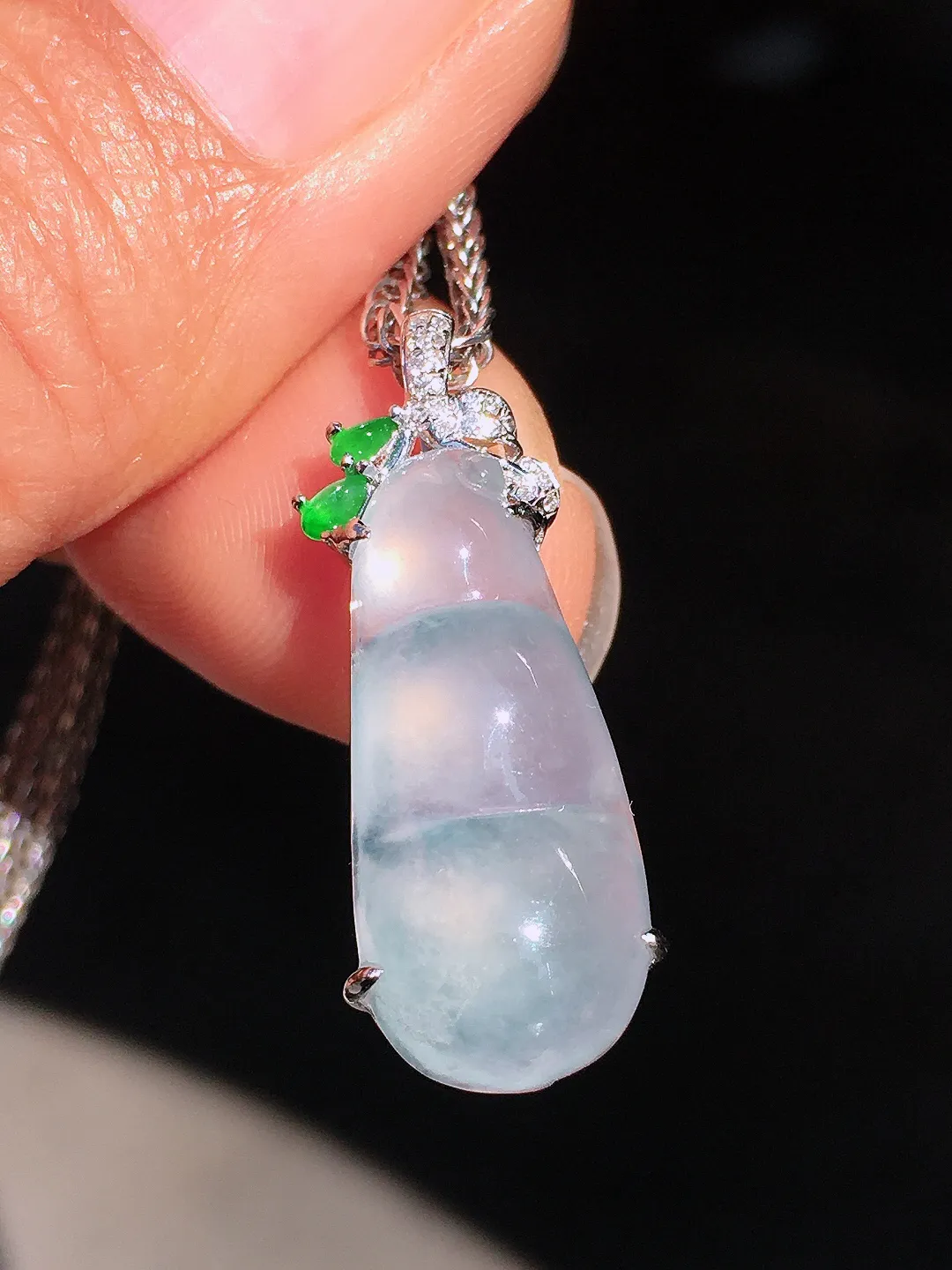 冰种福豆吊坠，玉质细腻，荧光感超
强，饱满圆润，尽显优雅气质，18k
金豪华镶嵌