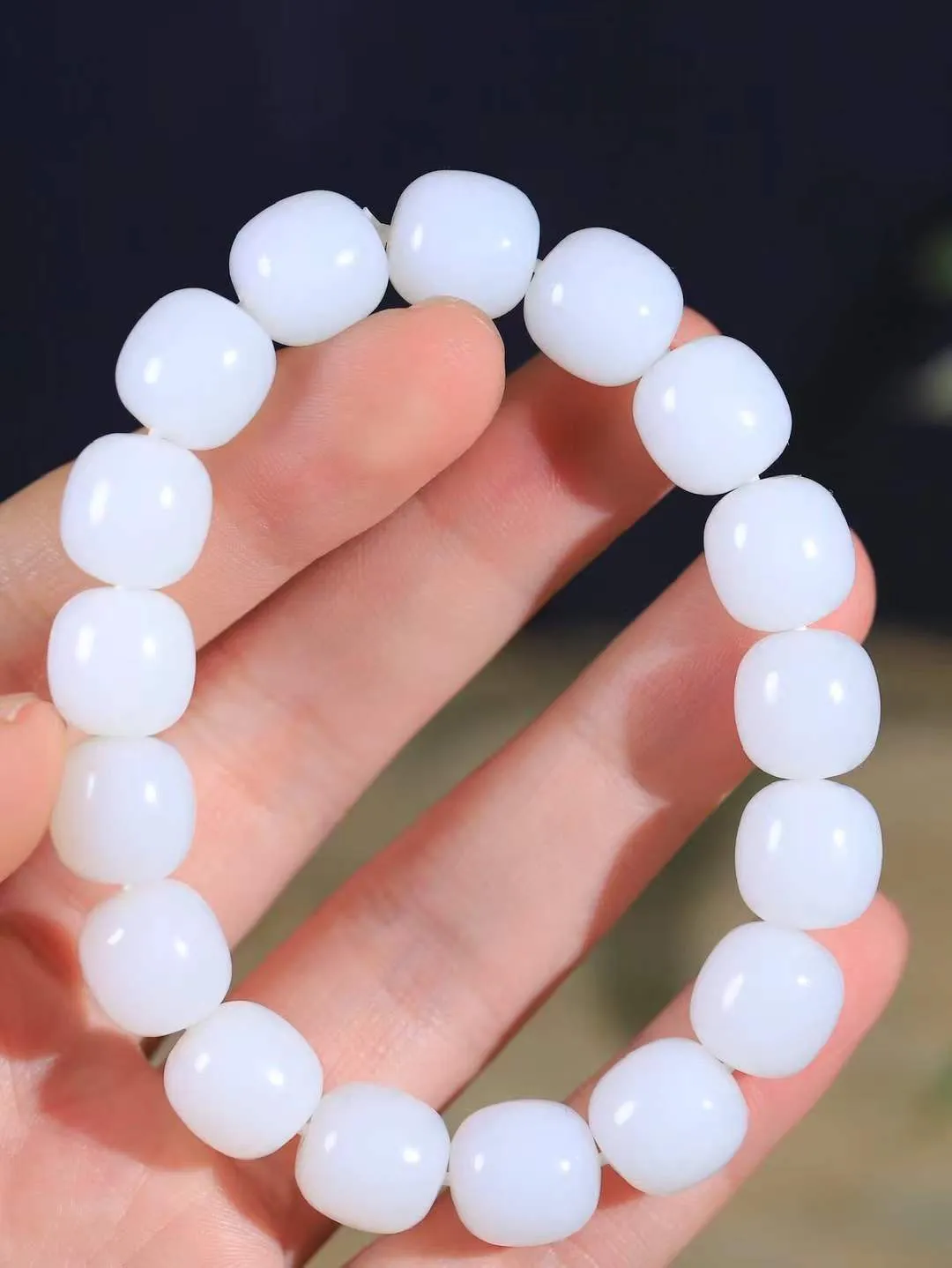 （老型珠.手串）

精品 和田玉白玉老型珠手串，玉质细腻油润 饱满光滑 质朴无华，悠远简单，人心境界远，百世修炼深，心灵常驻善意持，觉悟人生百世修。重54.3克    尺寸取一12.3-12.2mm    1010800A