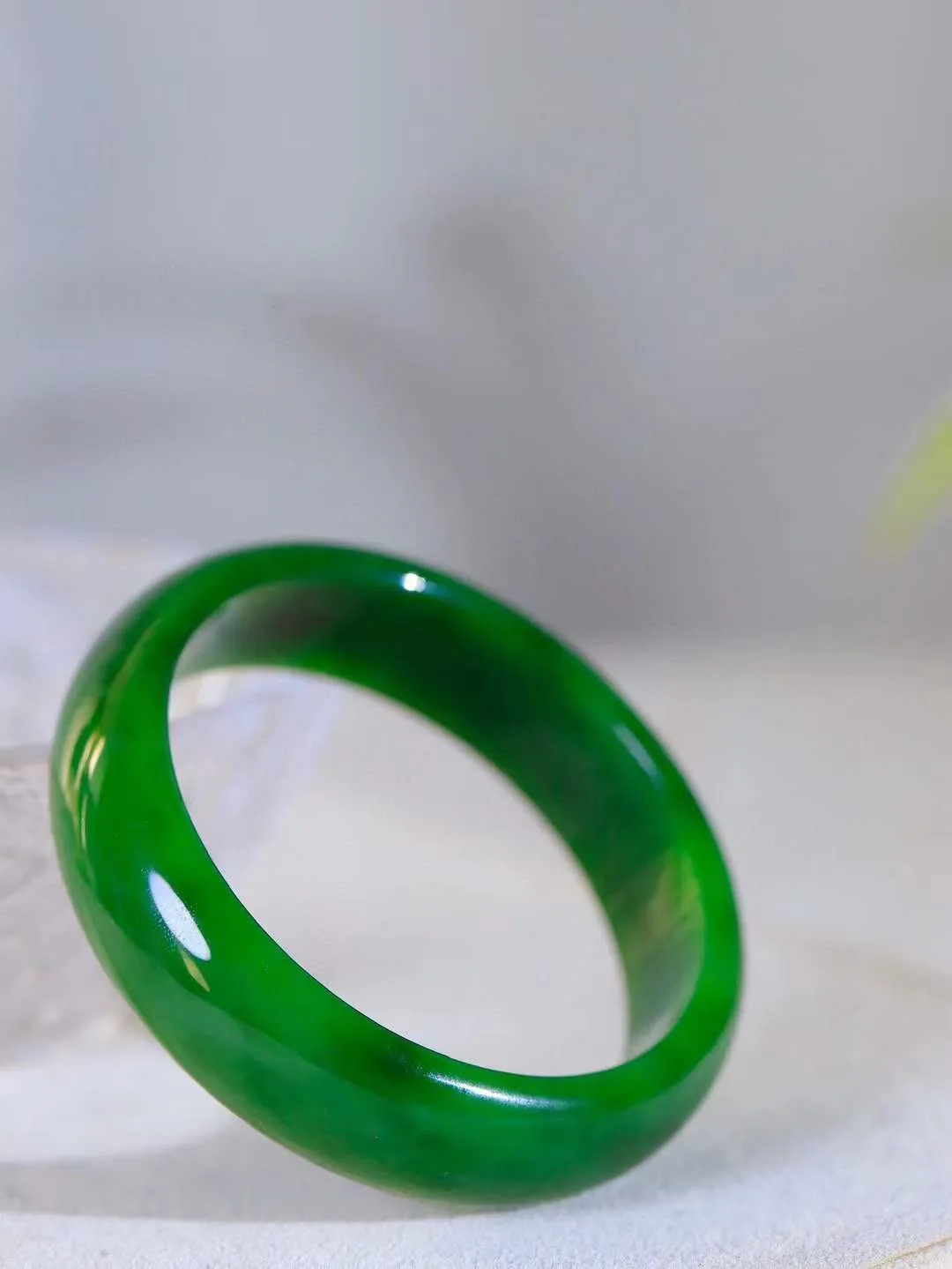 【温润如心.镯】

收藏级臻品和田玉碧玉手镯，精选上等碧玉料，色泽清透，质地细腻。佩戴它，感受千年玉文化的温润与优雅，愿它为您带来平安与幸福。重48.6克  尺寸53-15.7-6.6mm  1010811A