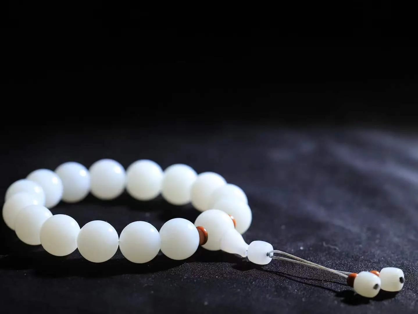 【珠圆玉润.手串】

精品️和田玉白玉珠圆玉润手串 玉质温润细腻  整串打磨圆润，佩戴舒适。珠珠落玉盘，间关莺语花底滑，一生美好时光，无论身在何处，都有它相伴相守。事事顺遂，幸福美满，吉祥如意。重51克 尺寸取一12.5mm  FDA-2210833