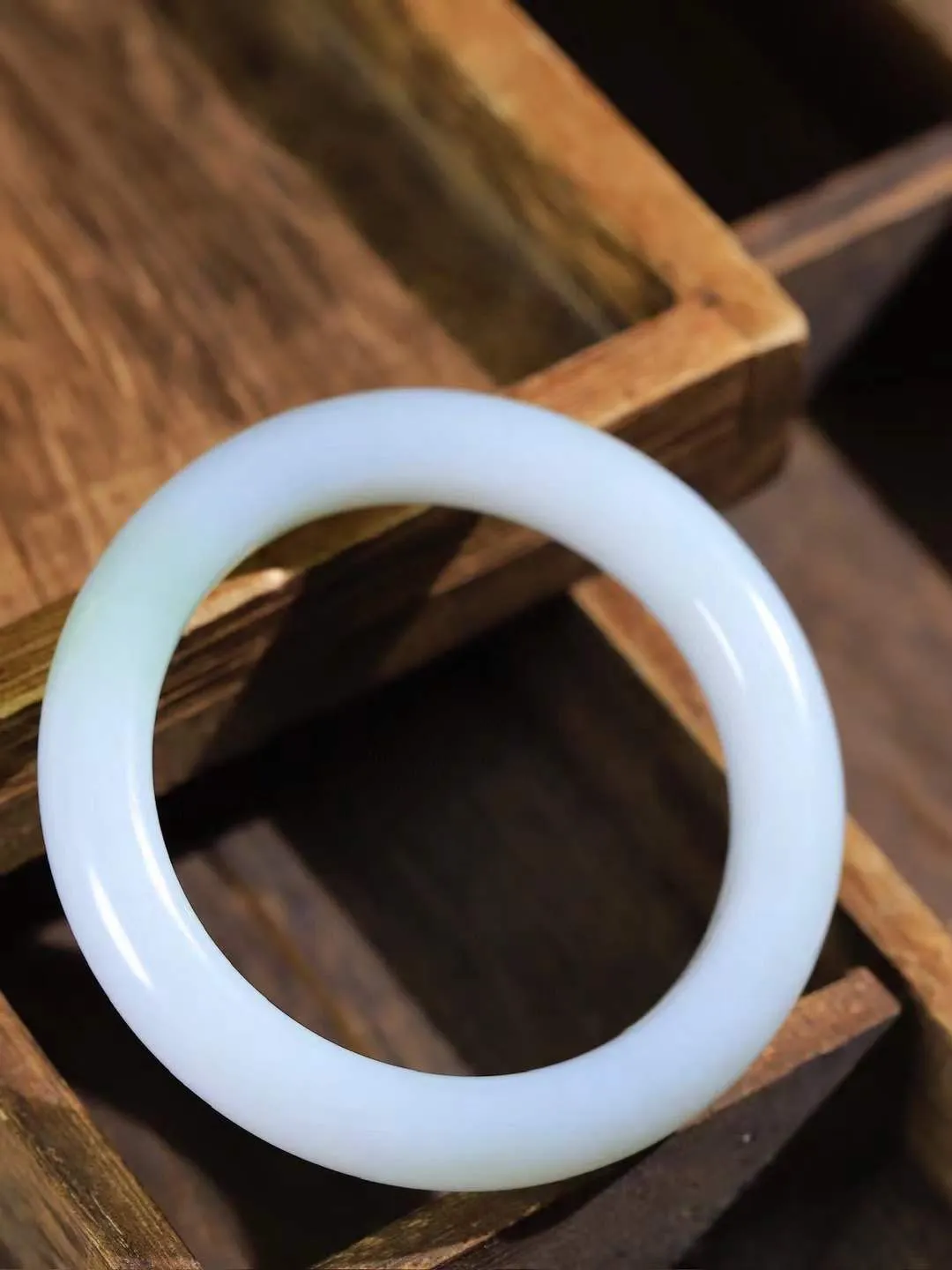 【情有独钟.手镯】

精品和田玉白玉带翠手镯 玉质温润细腻 油性十足 手感舒适，高华雅逸，线条流畅，简约大气，美自天成，素雅高贵。佩戴于腕间，婉约之美，举手投足间透出那低调奢华。重61克 内径56mm 尺寸12-10mm   FDA-7914851